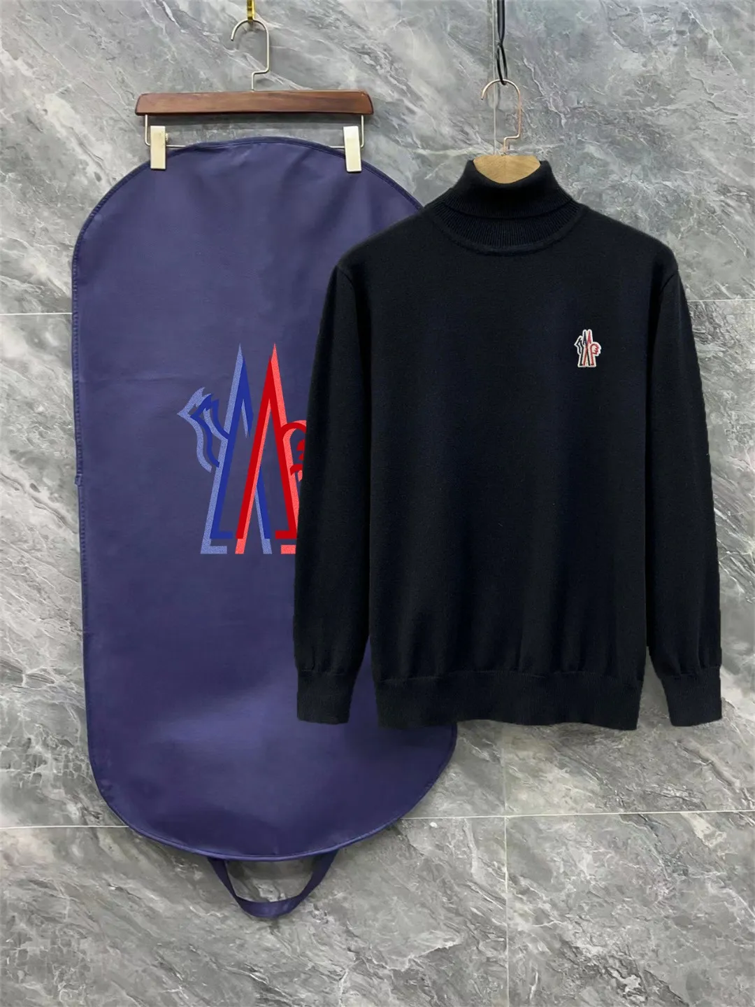 P220 Moncler, complete with 3 marks for the mouth, logo embroidered turtleneck sweater, fine wool blended sweater, high-end custom-made series for men and women, belongs to the brand's high-end main line, patented top-grade yarn blending, uses innovation to interpret conventional styles, and the fabric configuration is subversive. The details are remarkable. The most anticipated sweater in the winter of 23, full of high-end sense. Outflowed from the brand's designated Zhejiang processing factory, very cost-effective, and the quality of Meri wool yarn is excellent. It feels super soft, delicate, soft, non-pilling and does not deform. It is available at all major counters at the same time. It is a must-have product every year. The product seems simple, the process is extremely complicated, and the upper body is not picky. The upper body is extremely skin-friendly and comfortable. It can be worn close to the body with an outer jacket or as an outer layer. Color: Black White Size: M L XL 2XL 3XL