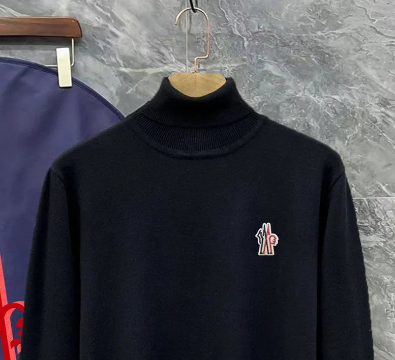 P220 Moncler, complete with 3 marks for the mouth, logo embroidered turtleneck sweater, fine wool blended sweater, high-end custom-made series for men and women, belongs to the brand's high-end main line, patented top-grade yarn blending, uses innovation to interpret conventional styles, and the fabric configuration is subversive. The details are remarkable. The most anticipated sweater in the winter of 23, full of high-end sense. Outflowed from the brand's designated Zhejiang processing factory, very cost-effective, and the quality of Meri wool yarn is excellent. It feels super soft, delicate, soft, non-pilling and does not deform. It is available at all major counters at the same time. It is a must-have product every year. The product seems simple, the process is extremely complicated, and the upper body is not picky. The upper body is extremely skin-friendly and comfortable. It can be worn close to the body with an outer jacket or as an outer layer. Color: Black White Size: M L XL 2XL 3XL