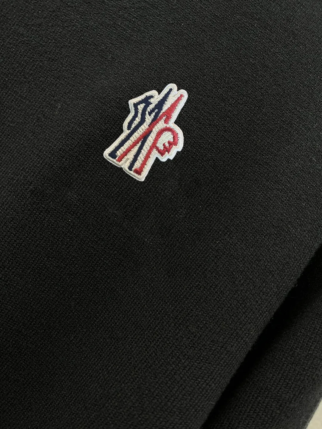 P220 Moncler, complete with 3 marks for the mouth, logo embroidered turtleneck sweater, fine wool blended sweater, high-end custom-made series for men and women, belongs to the brand's high-end main line, patented top-grade yarn blending, uses innovation to interpret conventional styles, and the fabric configuration is subversive. The details are remarkable. The most anticipated sweater in the winter of 23, full of high-end sense. Outflowed from the brand's designated Zhejiang processing factory, very cost-effective, and the quality of Meri wool yarn is excellent. It feels super soft, delicate, soft, non-pilling and does not deform. It is available at all major counters at the same time. It is a must-have product every year. The product seems simple, the process is extremely complicated, and the upper body is not picky. The upper body is extremely skin-friendly and comfortable. It can be worn close to the body with an outer jacket or as an outer layer. Color: Black White Size: M L XL 2XL 3XL