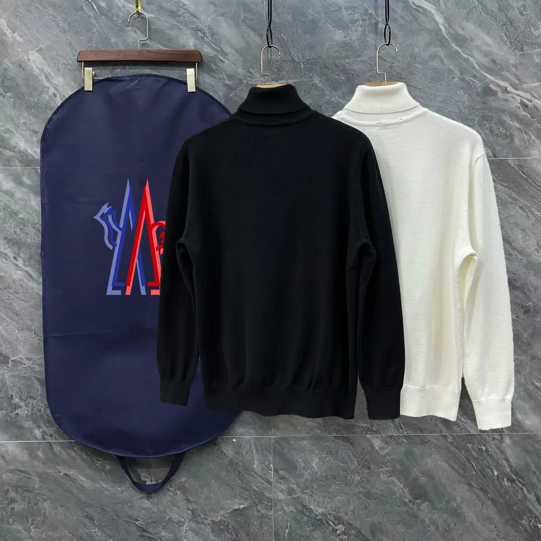 P220 Moncler, complete with 3 marks for the mouth, logo embroidered turtleneck sweater, fine wool blended sweater, high-end custom-made series for men and women, belongs to the brand's high-end main line, patented top-grade yarn blending, uses innovation to interpret conventional styles, and the fabric configuration is subversive. The details are remarkable. The most anticipated sweater in the winter of 23, full of high-end sense. Outflowed from the brand's designated Zhejiang processing factory, very cost-effective, and the quality of Meri wool yarn is excellent. It feels super soft, delicate, soft, non-pilling and does not deform. It is available at all major counters at the same time. It is a must-have product every year. The product seems simple, the process is extremely complicated, and the upper body is not picky. The upper body is extremely skin-friendly and comfortable. It can be worn close to the body with an outer jacket or as an outer layer. Color: Black White Size: M L XL 2XL 3XL