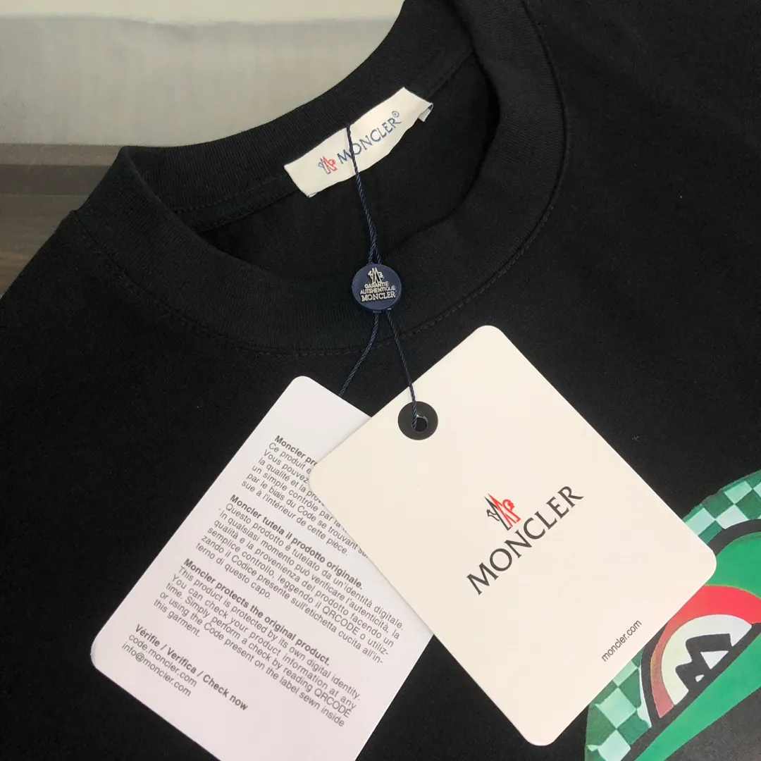 P160 🔥MONCLER The latest short-sleeved T-shirt for couples ~ brand new element pattern printing design ~ the fabric upper body is comfortable and breathable, not stiff, slim cut, made of high-end custom-made pure cotton fabric! The upper body is comfortable and stylish, and it can be worn alone as an inner layer. It is a must-have for fashionistas! ! ! Color: Black White Size: S~XL (please state your height and weight when placing an order)