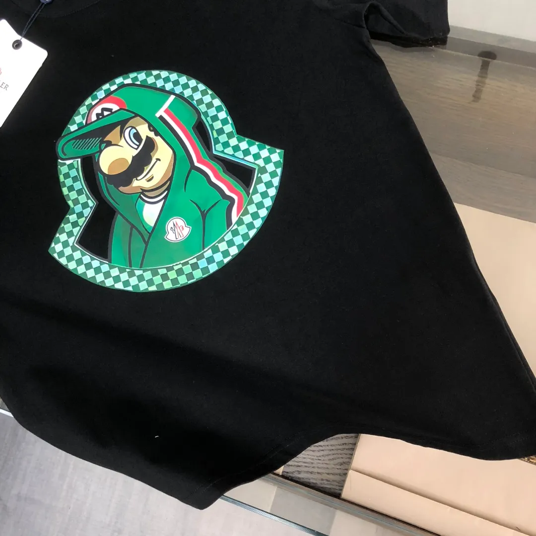 P160 🔥MONCLER The latest short-sleeved T-shirt for couples ~ brand new element pattern printing design ~ the fabric upper body is comfortable and breathable, not stiff, slim cut, made of high-end custom-made pure cotton fabric! The upper body is comfortable and stylish, and it can be worn alone as an inner layer. It is a must-have for fashionistas! ! ! Color: Black White Size: S~XL (please state your height and weight when placing an order)