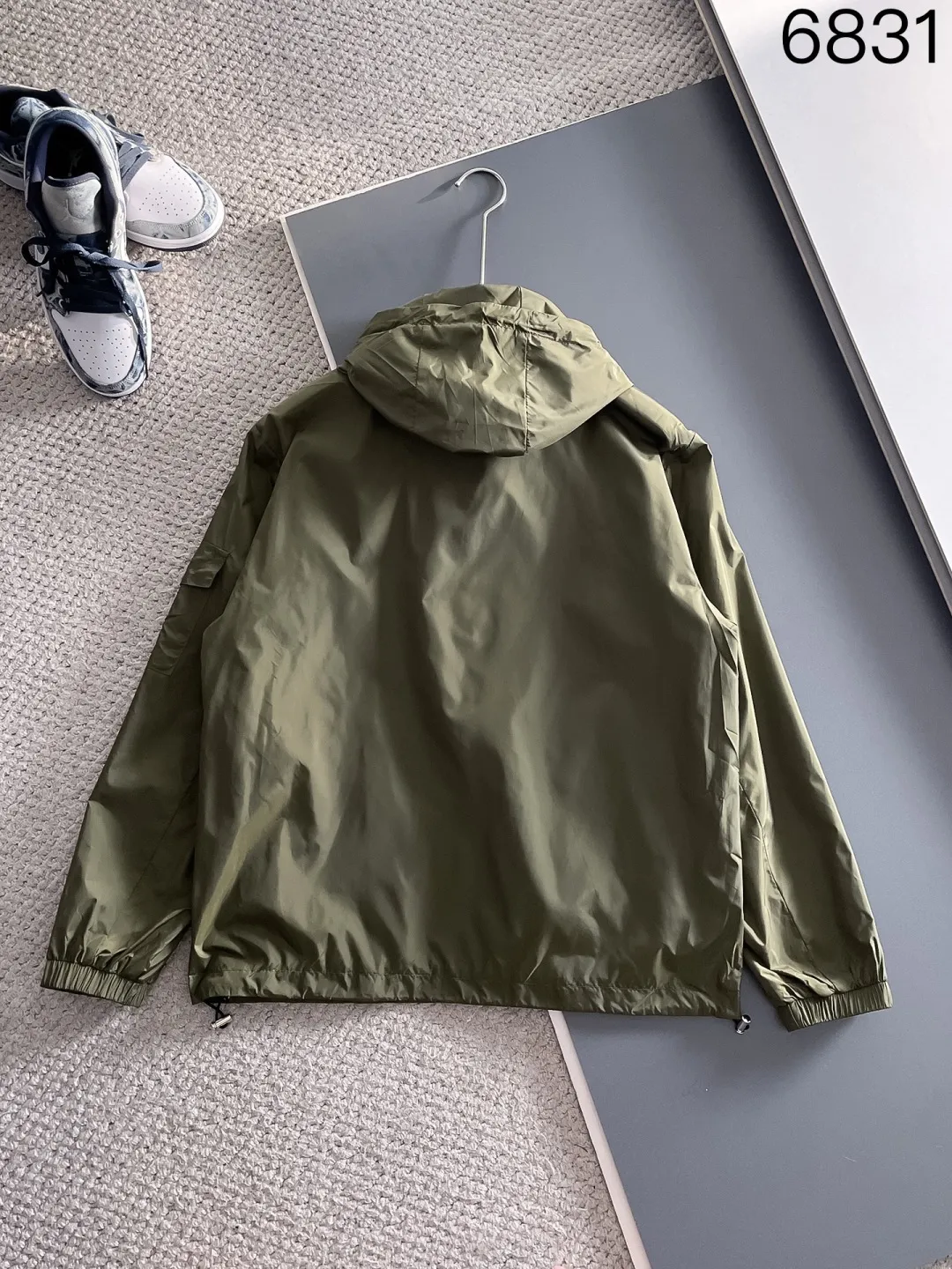 P540 🌸🌸🌸🌸Moncler top original order ❗High-end fabric feels soft and comfortable, and the color is high-end (different from the hard feel in the market) ❗ The new autumn and winter men's casual jackets ❗ have a unique and innovative interpretation of the classic logo, which is in line with the latest design concepts of the season. It is highly recognizable, with a simple khaki design, youthful and energetic, and the style and color matching can be freely worn according to the actual scene. It meets the conventional and orthodox dressing needs that are inclusive of all occasions. The outstanding printed surface is more suitable for street styling. It is highly recognizable, showing the vibrant colors of the city, and is highly moldable and practical!  This model is dominated by fabrics and craftsmanship. The company's customized fabrics are windproof, comfortable and breathable. The upper body is light and unburdened, and the overall details are of super high quality❗ The details are full of craftsmanship, and the accessories are all custom-made. The electroplated metal zippers and snap buttons are quite outstanding. They are very luxurious and high-end. The workmanship is extremely rigorous and elegant. Color: Picture color Size: M, L, xL, xxL, xxxL