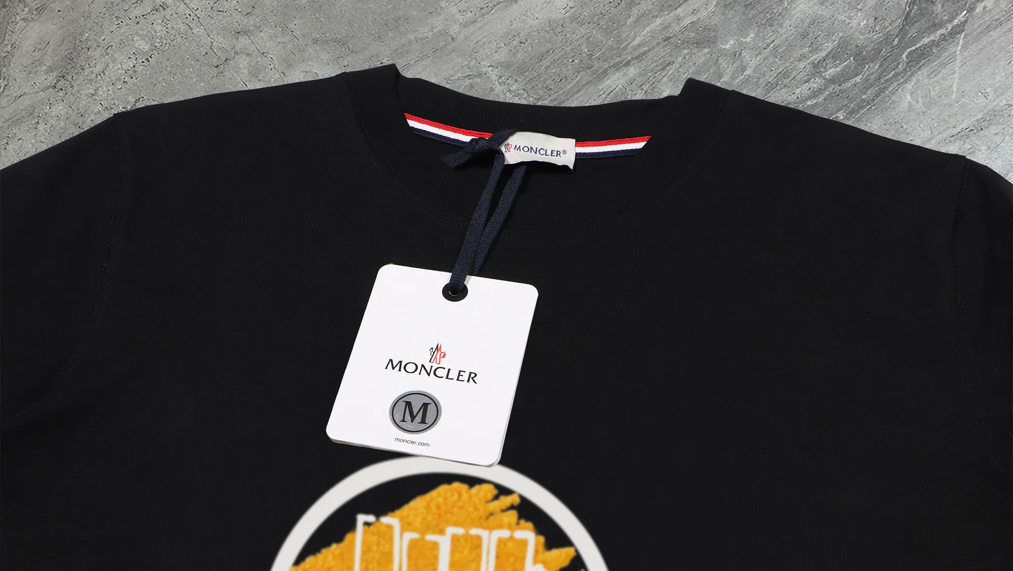 P210 High-version sweatshirt) [Long-term stock] 〖𝐌𝐎𝐍𝐂𝐋𝐄𝐑~Mask〗 Made of 440g heavy-weight fabric. It is different from the market currency. It can be matched with any variety and is properly handsome. 😎The whole dress is made of double waistcoats. The double waistcoats make the whole dress more three-dimensional. Not ordinary factories can do such fine work. 2025 Spring runway version of the T stage, on sale at the counter, round neck terry sweatshirt, high-end double-strand pure cotton, custom-made stretch ribs, dyed in the same vat, complete with three standards, matched with exquisite embroidered LOGO on the chest, simple and advanced, same style for men and women. Color: black, apricot, white, size: S M L XL 2XL