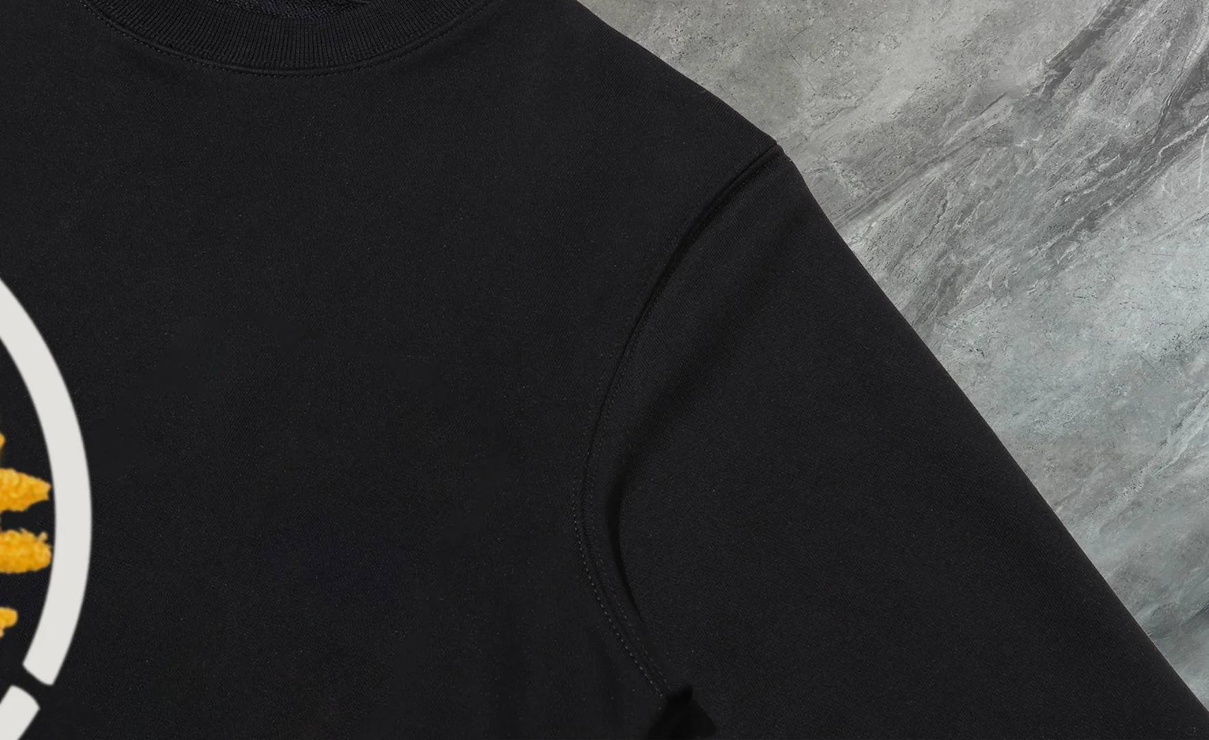 P210 High-version sweatshirt) [Long-term stock] 〖𝐌𝐎𝐍𝐂𝐋𝐄𝐑~Mask〗 Made of 440g heavy-weight fabric. It is different from the market currency. It can be matched with any variety and is properly handsome. 😎The whole dress is made of double waistcoats. The double waistcoats make the whole dress more three-dimensional. Not ordinary factories can do such fine work. 2025 Spring runway version of the T stage, on sale at the counter, round neck terry sweatshirt, high-end double-strand pure cotton, custom-made stretch ribs, dyed in the same vat, complete with three standards, matched with exquisite embroidered LOGO on the chest, simple and advanced, same style for men and women. Color: black, apricot, white, size: S M L XL 2XL