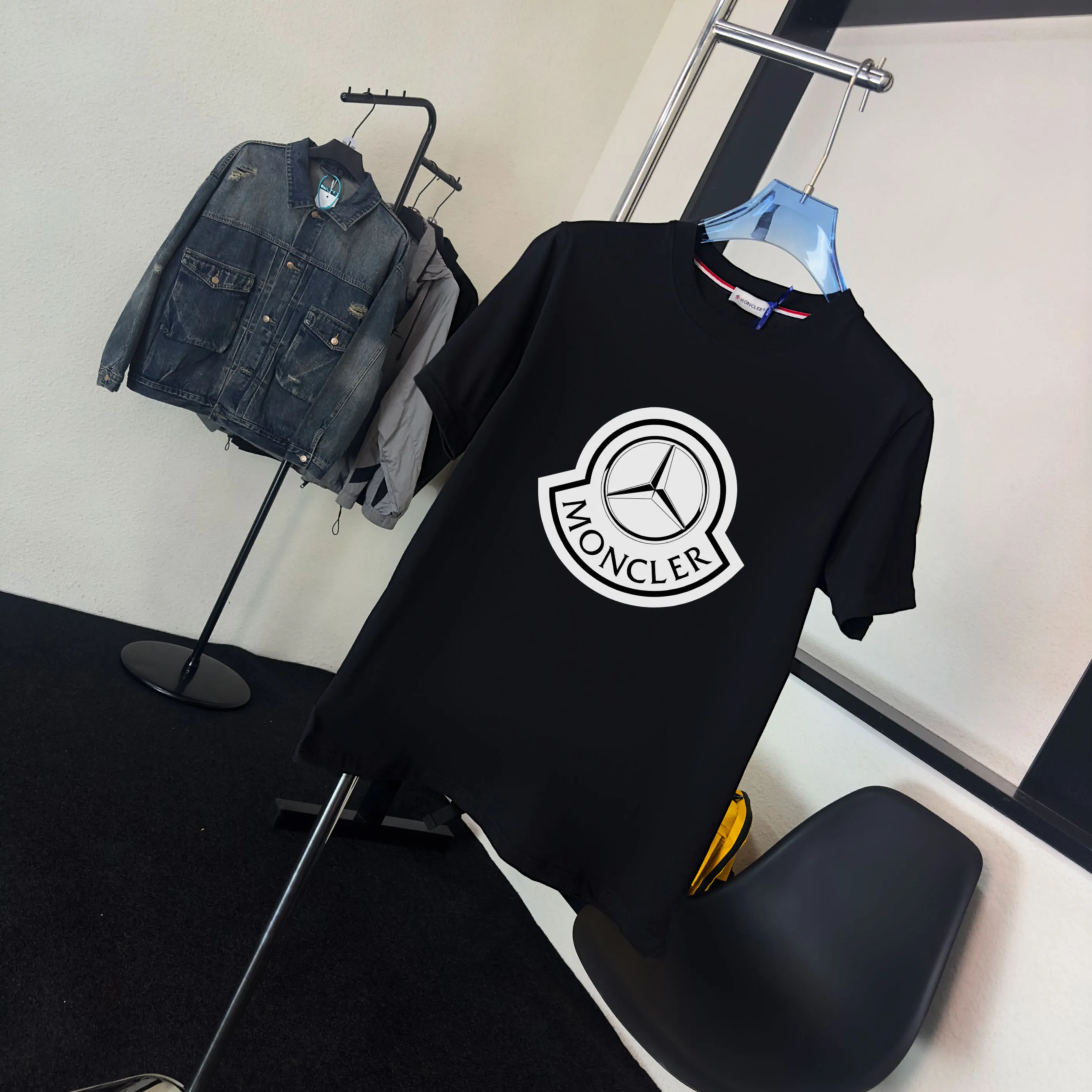 P140 💰Upgraded version "Mobile phone smart sensor ~ NFC chip armband ~ direct access to the official website for anti-counterfeiting" "Moncler ~ Mouth Mouth" 2025 new high-quality round neck short-sleeved T-shirt. The cuffs have imported embroidered labels. Customized dyeing, very comfortable to touch. Super versatile and good-looking short-sleeved. Complete with three labels. Non-market ordinary version. Feel free to compare. Quality is absolutely guaranteed! ‼ First of all, this original fabric is all custom-woven with 32-count double yarn fabric, 250G, and the weight is the same‼ Fine workmanship, double waistcoat method, double waistcoat method, double waistcoat method makes the whole dress more three-dimensional, which is not a craft that ordinary T-shirts can achieve🤪 Size: S-M-L-XL-2XL Color: black, white, apricot, same style for men and women