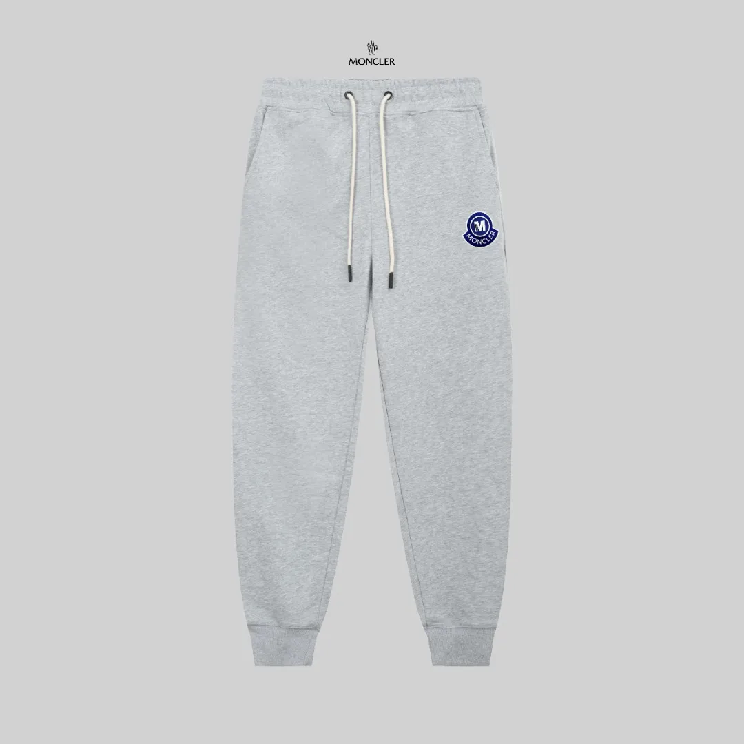 P270 top version, different currency) ✨Moncler SS show model Slim-fitting line logo simple Logo sweatpants 380g weight Compatible with all body types Black and white drawstring design on the waist elastic band Customized drawstring pockets with diagonal pocket design on both sides There is also a small pocket on the back Color: black gray Size S-XL