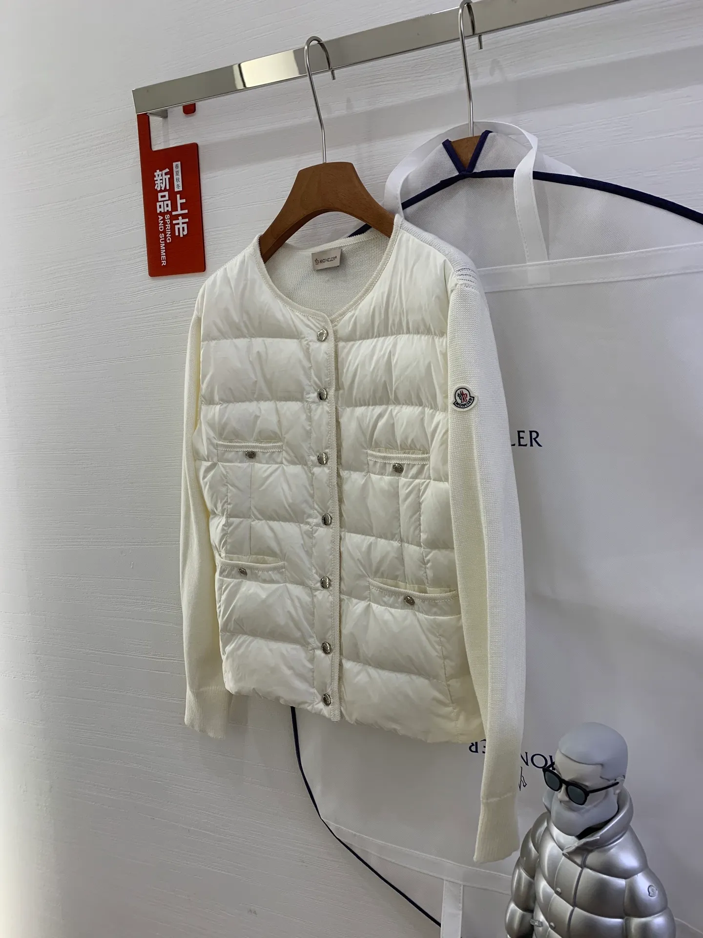 P680 French purchasing agent MONCLER 25-year-old 4-pocket thin spliced ​​knitted down jacket for women. This cardigan is equipped with a down-filled front and is suitable for wearing in all seasons throughout the year. Midweight knit style in merino wool. •Made from fine merino wool •longue saison lining •Longue saison front filled with down •Fully molded jersey •7 needles •Snap button closure •Pockets •Knit trim