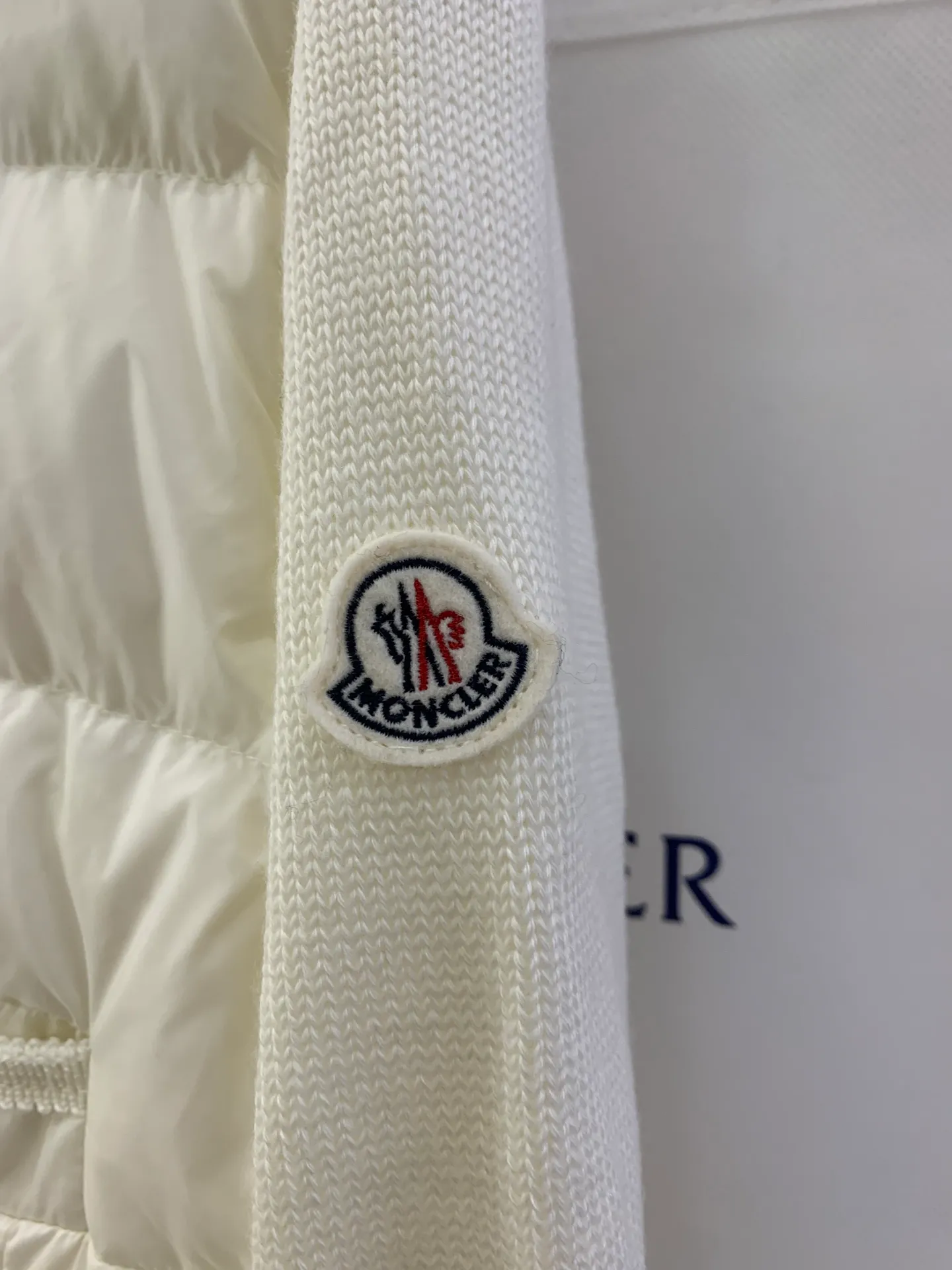 P680 French purchasing agent MONCLER 25-year-old 4-pocket thin spliced ​​knitted down jacket for women. This cardigan is equipped with a down-filled front and is suitable for wearing in all seasons throughout the year. Midweight knit style in merino wool. •Made from fine merino wool •longue saison lining •Longue saison front filled with down •Fully molded jersey •7 needles •Snap button closure •Pockets •Knit trim