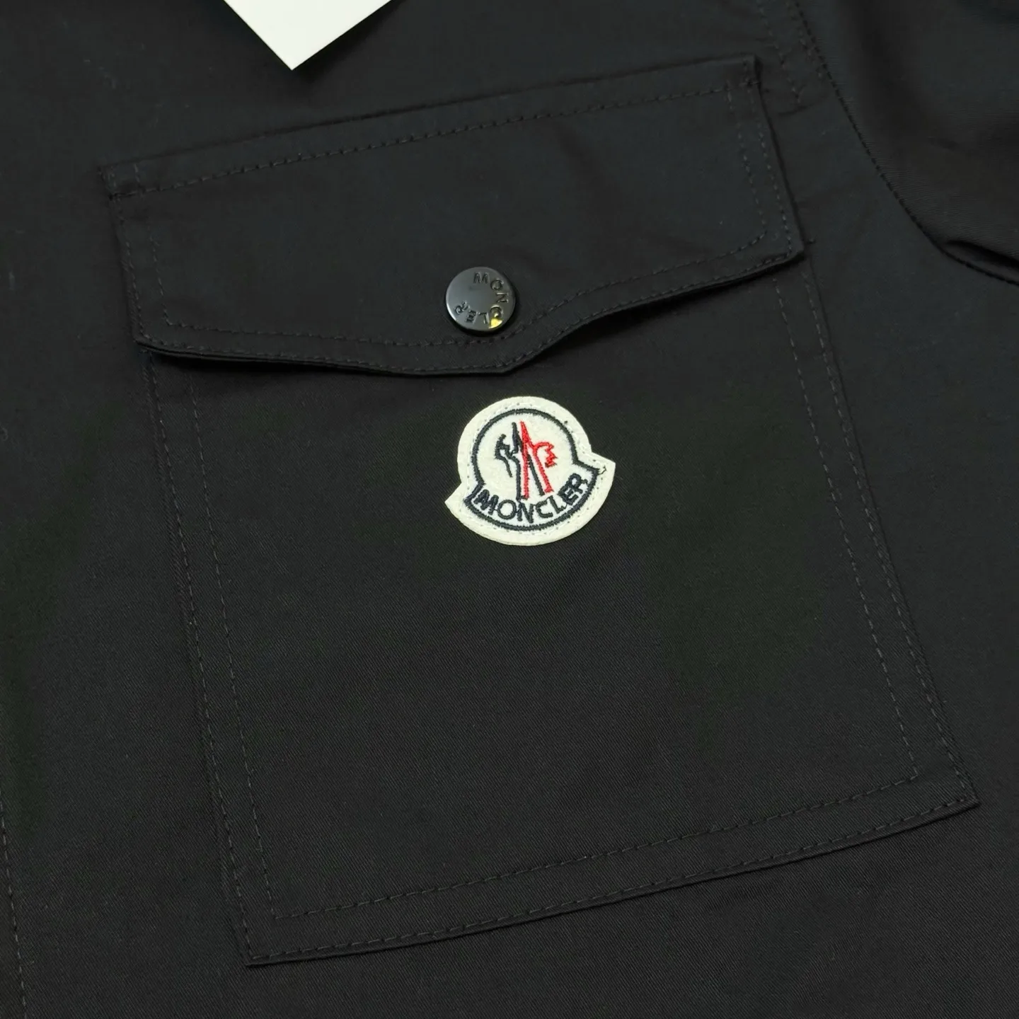 P310 Hooded nylon stand-up collar jacket with small label pockets. The same model at MONCLER counters. Made of pure nylon fabric. Very textured on the handle. Three-dimensional and atmospheric. Versatile and easy to wear in autumn and winter. Simple and elegant. It adopts os version. The upper body effect is great. Suitable for all body types. Soft and comfortable. The small label pockets on the chest are the finishing touch. It does not deform. It is machine washable. The accessories are complete. The effect is great. A touch of embellishment on the chest is delicate. Perfect restoration of zp 2:1. Same style for men and women. Versatile and easy to match. s m l xl color black