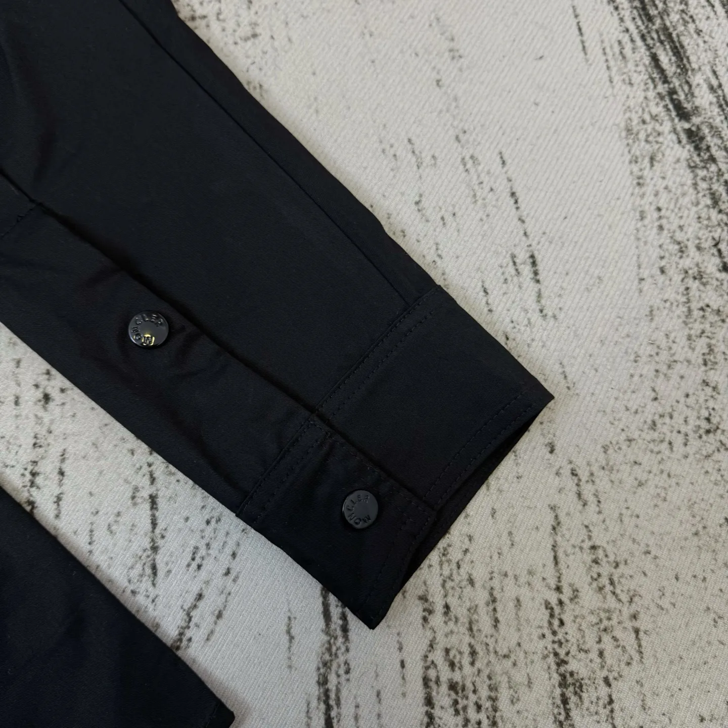 P310 Hooded nylon stand-up collar jacket with small label pockets. The same model at MONCLER counters. Made of pure nylon fabric. Very textured on the handle. Three-dimensional and atmospheric. Versatile and easy to wear in autumn and winter. Simple and elegant. It adopts os version. The upper body effect is great. Suitable for all body types. Soft and comfortable. The small label pockets on the chest are the finishing touch. It does not deform. It is machine washable. The accessories are complete. The effect is great. A touch of embellishment on the chest is delicate. Perfect restoration of zp 2:1. Same style for men and women. Versatile and easy to match. s m l xl color black