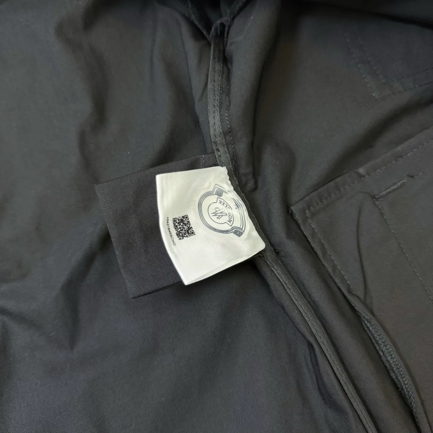 P310 Hooded nylon stand-up collar jacket with small label pockets. The same model at MONCLER counters. Made of pure nylon fabric. Very textured on the handle. Three-dimensional and atmospheric. Versatile and easy to wear in autumn and winter. Simple and elegant. It adopts os version. The upper body effect is great. Suitable for all body types. Soft and comfortable. The small label pockets on the chest are the finishing touch. It does not deform. It is machine washable. The accessories are complete. The effect is great. A touch of embellishment on the chest is delicate. Perfect restoration of zp 2:1. Same style for men and women. Versatile and easy to match. s m l xl color black