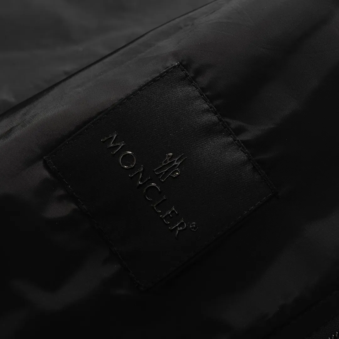 P540 MONCLER Printed Hooded Jacket Fabric selection: Made of lightweight nylon fabric made of high-density nylon, which makes it extremely lightweight and extremely wear-resistant and tear-resistant. The high-density woven structure blocks the intrusion of cold wind, and a durable and water-repellent coating is added to the surface to create a lotus leaf effect without sacrificing dryness and breathability.   Craftsmanship and details: The hood, cuffs and hem are all closed with beef tendon, giving it good wind resistance and warmth. The heat transfer printing process is used to decorate the LOGO and brand letters on the hat body and connect it to the back, so that the pattern and the fabric are integrated without a sense of glue, and the original breathability and softness of the fabric are maintained. Two-way zipper opening and closing, with windproof zippers on both sides, making it more windproof and warm. There are side pockets on the left and right sides, and the zipper pocket design makes it safer to place personal items inside, and it is equipped with a zipper cord for easy opening and closing.  Accessories: 1:1 zipper pull with logo, 1:1 brand armband, 1:1 restored reflective mark, 1:1 silicone logo sticker SIZE: 1 2 3 4