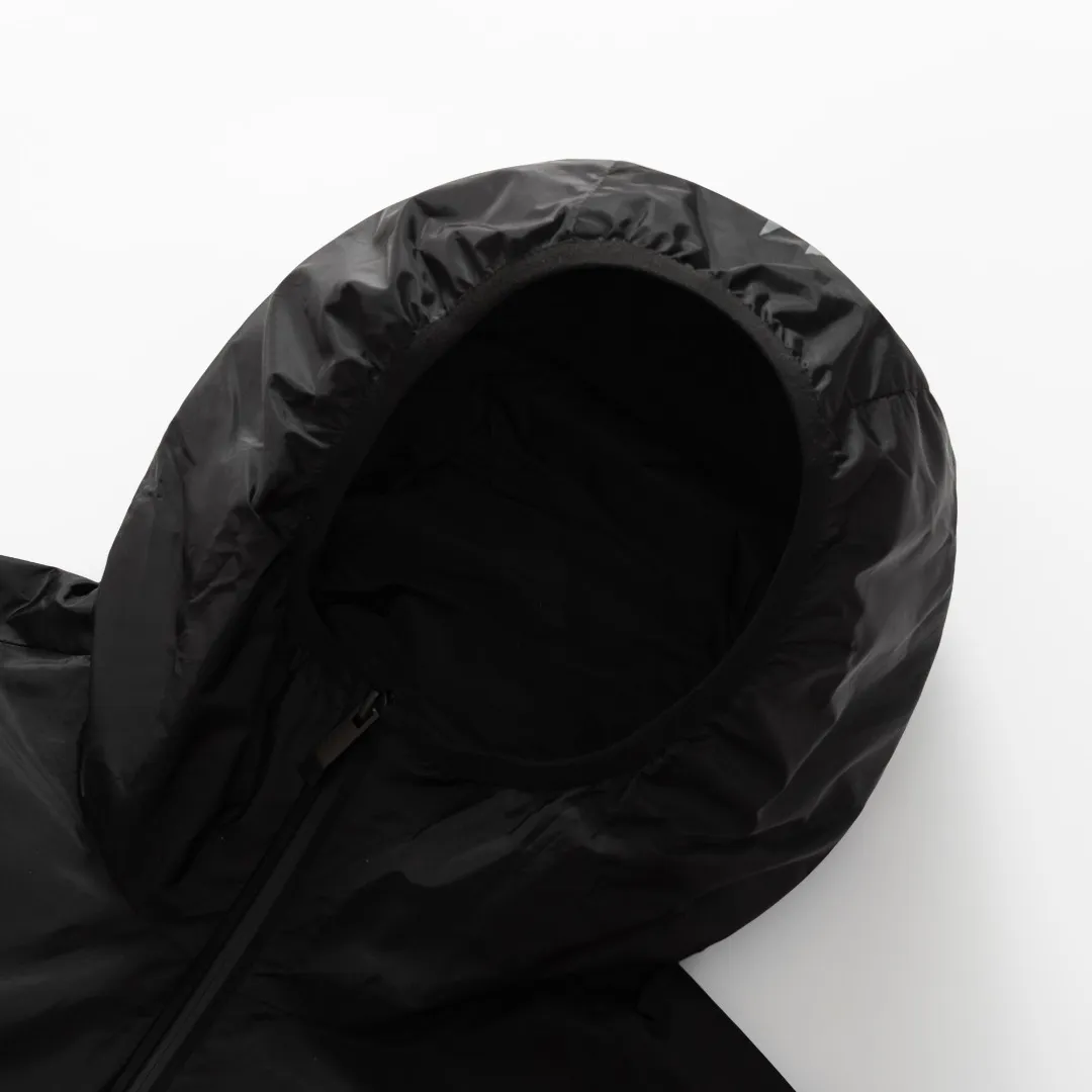P540 MONCLER Printed Hooded Jacket Fabric selection: Made of lightweight nylon fabric made of high-density nylon, which makes it extremely lightweight and extremely wear-resistant and tear-resistant. The high-density woven structure blocks the intrusion of cold wind, and a durable and water-repellent coating is added to the surface to create a lotus leaf effect without sacrificing dryness and breathability.   Craftsmanship and details: The hood, cuffs and hem are all closed with beef tendon, giving it good wind resistance and warmth. The heat transfer printing process is used to decorate the LOGO and brand letters on the hat body and connect it to the back, so that the pattern and the fabric are integrated without a sense of glue, and the original breathability and softness of the fabric are maintained. Two-way zipper opening and closing, with windproof zippers on both sides, making it more windproof and warm. There are side pockets on the left and right sides, and the zipper pocket design makes it safer to place personal items inside, and it is equipped with a zipper cord for easy opening and closing.  Accessories: 1:1 zipper pull with logo, 1:1 brand armband, 1:1 restored reflective mark, 1:1 silicone logo sticker SIZE: 1 2 3 4