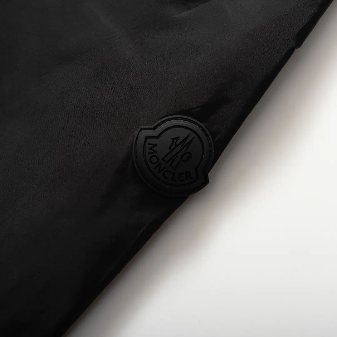 P540 MONCLER Printed Hooded Jacket Fabric selection: Made of lightweight nylon fabric made of high-density nylon, which makes it extremely lightweight and extremely wear-resistant and tear-resistant. The high-density woven structure blocks the intrusion of cold wind, and a durable and water-repellent coating is added to the surface to create a lotus leaf effect without sacrificing dryness and breathability.   Craftsmanship and details: The hood, cuffs and hem are all closed with beef tendon, giving it good wind resistance and warmth. The heat transfer printing process is used to decorate the LOGO and brand letters on the hat body and connect it to the back, so that the pattern and the fabric are integrated without a sense of glue, and the original breathability and softness of the fabric are maintained. Two-way zipper opening and closing, with windproof zippers on both sides, making it more windproof and warm. There are side pockets on the left and right sides, and the zipper pocket design makes it safer to place personal items inside, and it is equipped with a zipper cord for easy opening and closing.  Accessories: 1:1 zipper pull with logo, 1:1 brand armband, 1:1 restored reflective mark, 1:1 silicone logo sticker SIZE: 1 2 3 4