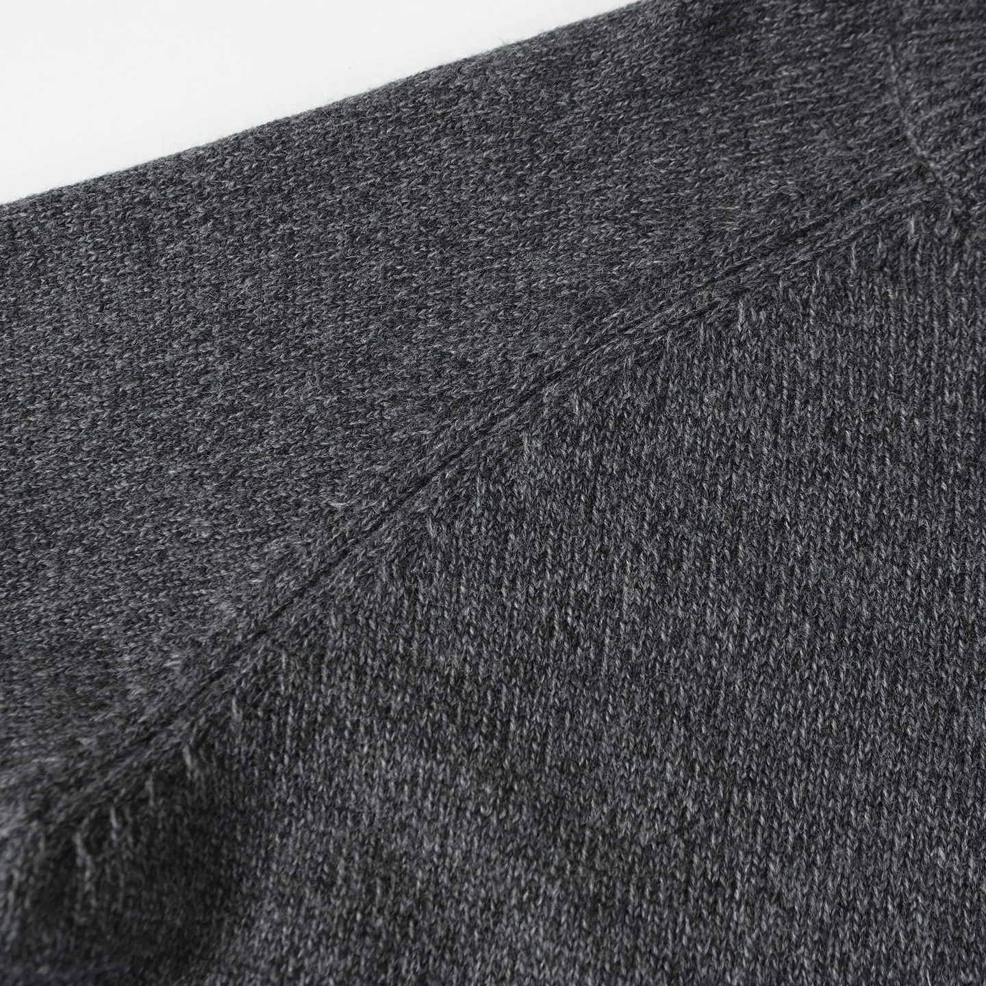 P410 MONCLER round neck long-sleeved wool and cashmere sweater ●Authentic 6950 purchase and development ●30% wool double-ply blended wool ●Custom-dyed nylon windbreaker material ●Using Japanese imported loom (silver flute) seven needles ●Wool enzyme washing ●Template embroidery ●Customized 1:1 chapter ●Customized 1:1 buttons ●Customized 1:1 trademark ●Fit-fitting version ●Size: S M L XL ●Dry cleaning is recommended (this product is made of wool and is not easy to machine wash)