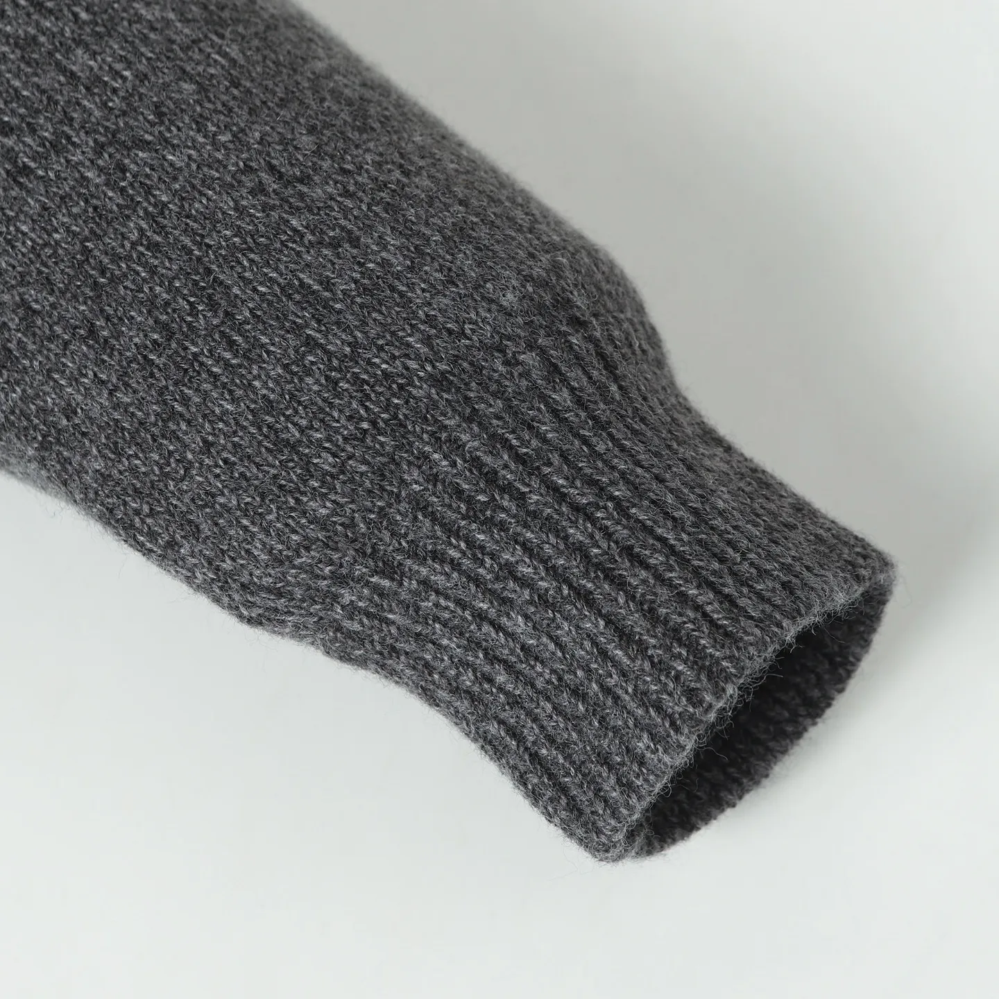 P410 MONCLER round neck long-sleeved wool and cashmere sweater ●Authentic 6950 purchase and development ●30% wool double-ply blended wool ●Custom-dyed nylon windbreaker material ●Using Japanese imported loom (silver flute) seven needles ●Wool enzyme washing ●Template embroidery ●Customized 1:1 chapter ●Customized 1:1 buttons ●Customized 1:1 trademark ●Fit-fitting version ●Size: S M L XL ●Dry cleaning is recommended (this product is made of wool and is not easy to machine wash)
