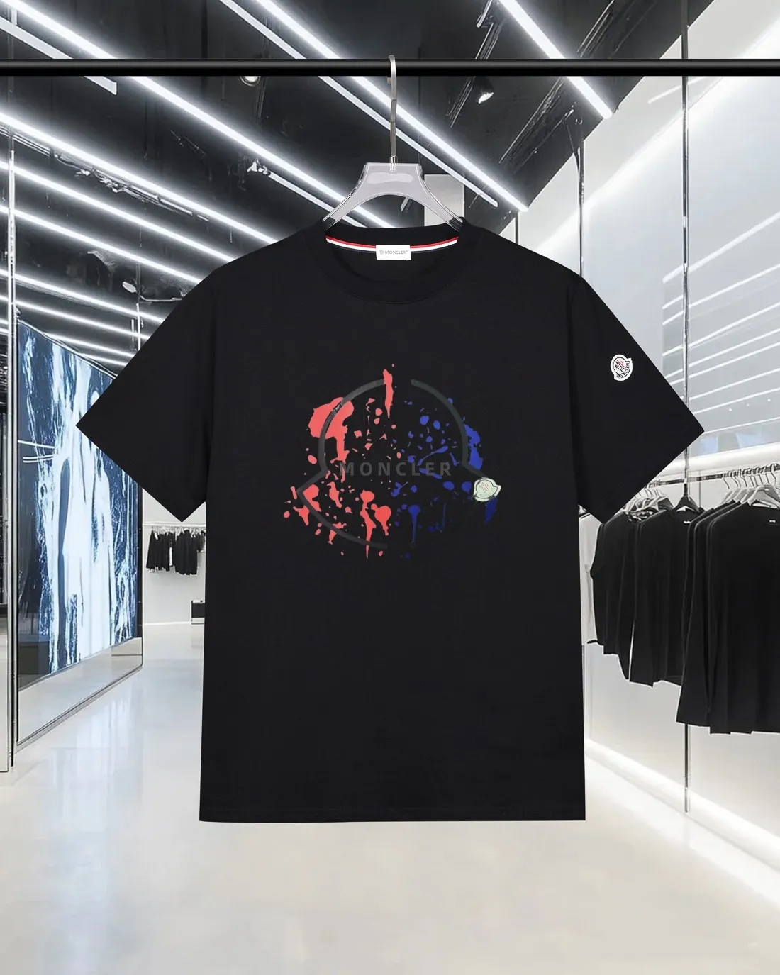 P150 MONCLER/Muzzled 300g pure cotton round neck short-sleeved T-shirt. Brand classic. Color-blocking graffiti letters LOGO embossing process. 2025ss official synchronization. High version. High quality. Fashionable personality. Versatile trend. Pure original quality. Original fabric. Tag. Collar label. Washed wheat. Complete three standards. Color: Black. White. Size: S M L XL XXL