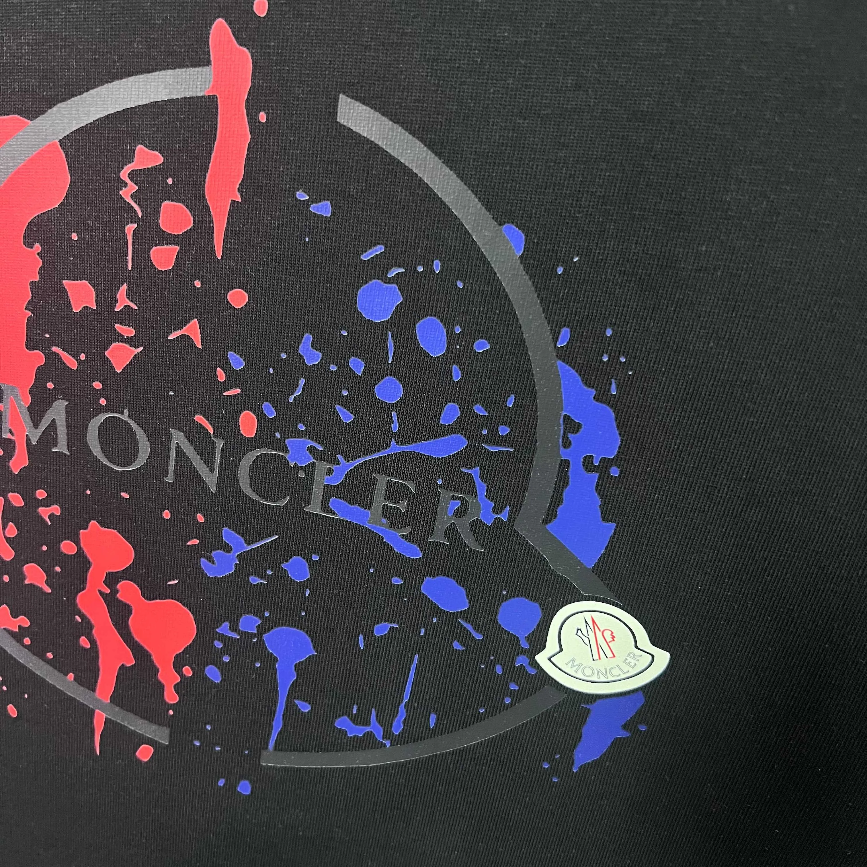 P150 MONCLER/Muzzled 300g pure cotton round neck short-sleeved T-shirt. Brand classic. Color-blocking graffiti letters LOGO embossing process. 2025ss official synchronization. High version. High quality. Fashionable personality. Versatile trend. Pure original quality. Original fabric. Tag. Collar label. Washed wheat. Complete three standards. Color: Black. White. Size: S M L XL XXL