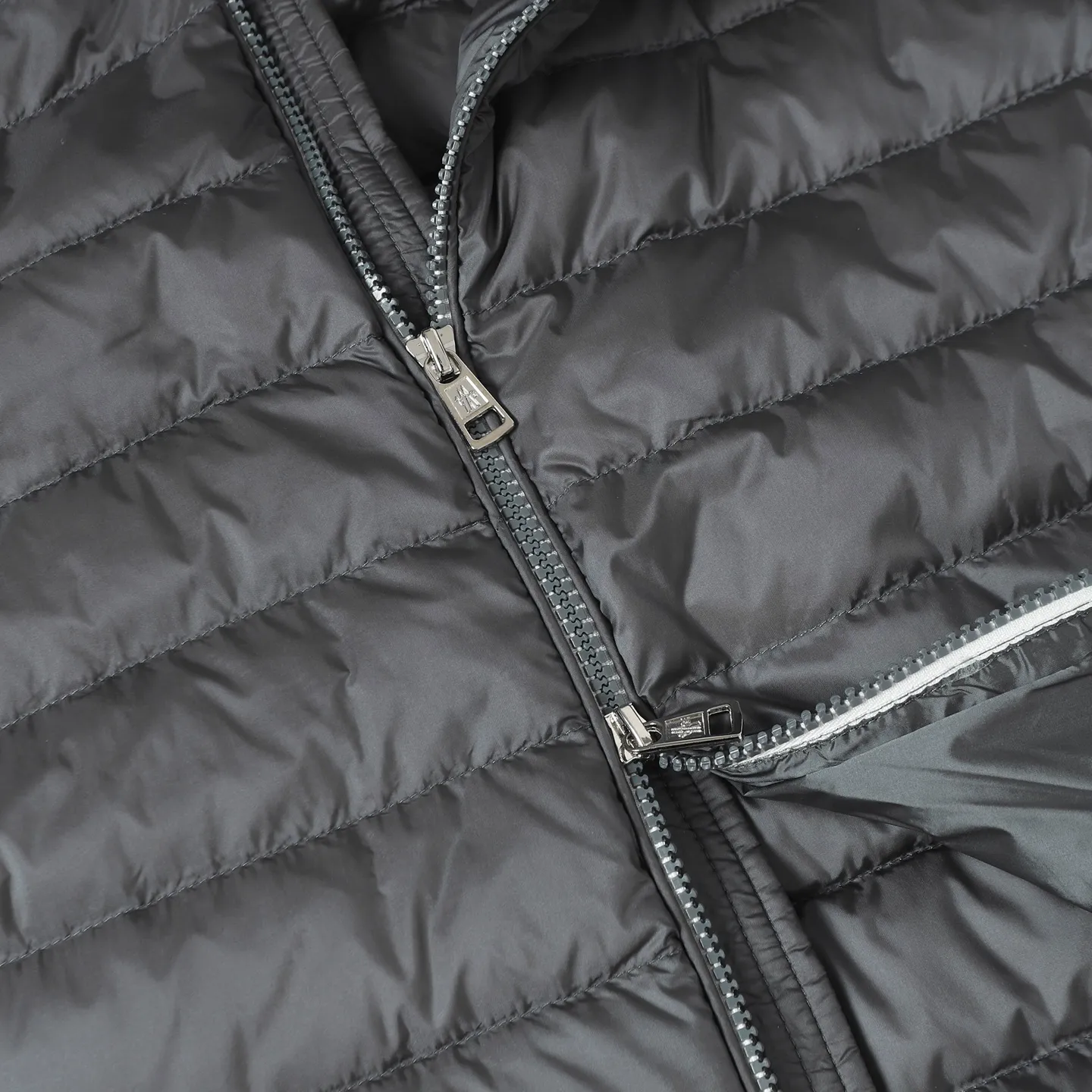 P900 Premium 90 down] Moncler Arnique short and light men's down jacket. Super soft and delicate fabric, white duck down filling. Extremely light and warm. The Arnique hooded down is made of polyester fiber outer fabric and is Moncler's classic men's design item.  The Arnique short down features classic checkered quilting and signature patch pockets on the sleeves, highlighting Moncler's style. The outer fabric reflects the brand's commitment to lowering its environmental footprint. Modular design, removable hood can be easily put on and taken off according to weather conditions. Details Made of polyester outer fabric Polyester lining Down filling Size : S-XXL