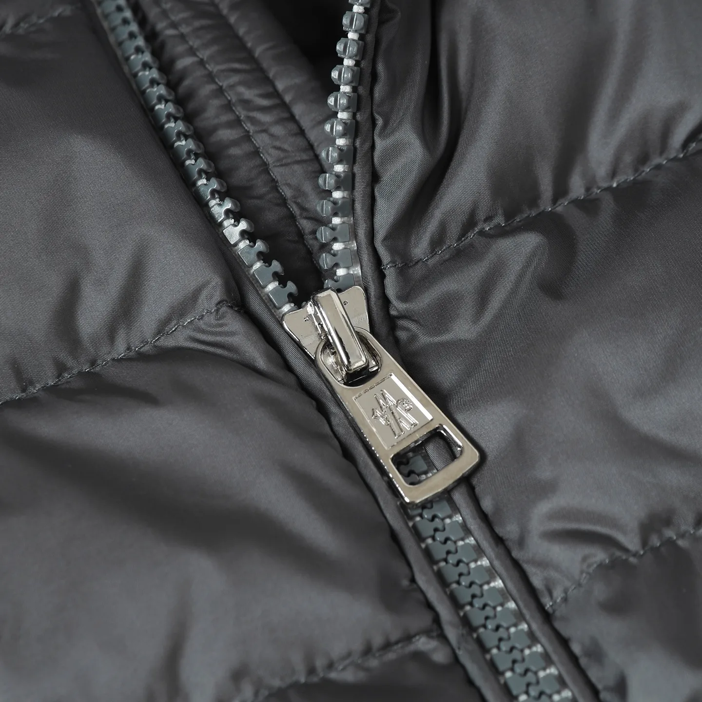 P900 Premium 90 down] Moncler Arnique short and light men's down jacket. Super soft and delicate fabric, white duck down filling. Extremely light and warm. The Arnique hooded down is made of polyester fiber outer fabric and is Moncler's classic men's design item.  The Arnique short down features classic checkered quilting and signature patch pockets on the sleeves, highlighting Moncler's style. The outer fabric reflects the brand's commitment to lowering its environmental footprint. Modular design, removable hood can be easily put on and taken off according to weather conditions. Details Made of polyester outer fabric Polyester lining Down filling Size : S-XXL