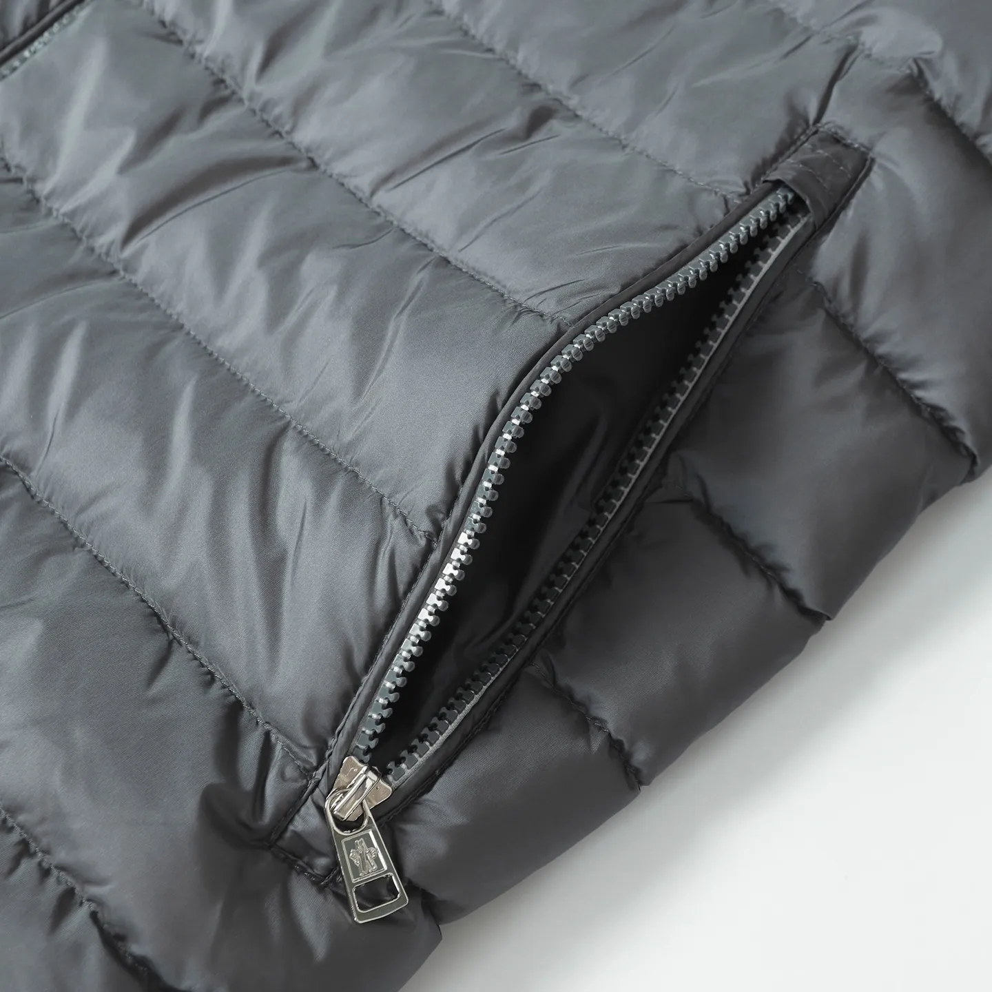 P900 Premium 90 down] Moncler Arnique short and light men's down jacket. Super soft and delicate fabric, white duck down filling. Extremely light and warm. The Arnique hooded down is made of polyester fiber outer fabric and is Moncler's classic men's design item.  The Arnique short down features classic checkered quilting and signature patch pockets on the sleeves, highlighting Moncler's style. The outer fabric reflects the brand's commitment to lowering its environmental footprint. Modular design, removable hood can be easily put on and taken off according to weather conditions. Details Made of polyester outer fabric Polyester lining Down filling Size : S-XXL
