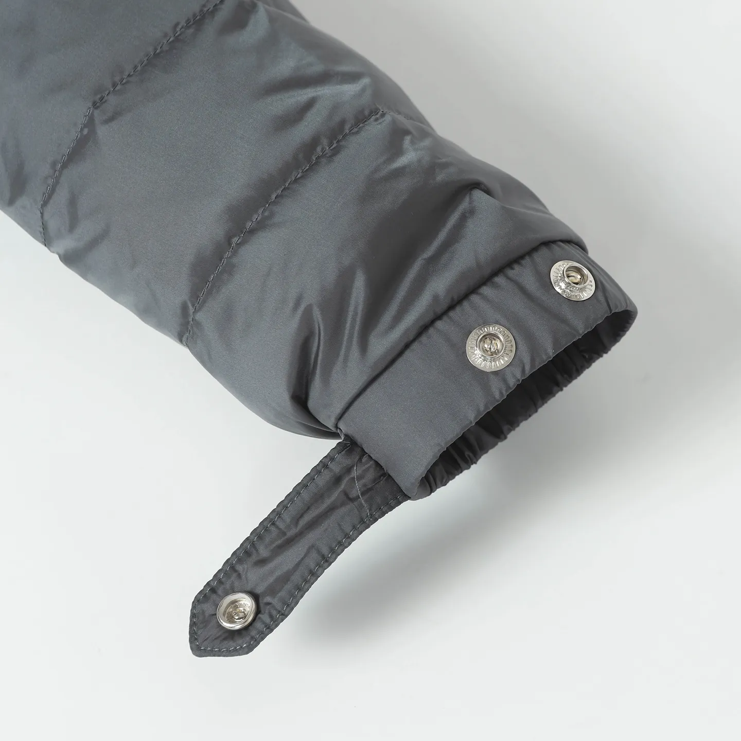 P900 Premium 90 down] Moncler Arnique short and light men's down jacket. Super soft and delicate fabric, white duck down filling. Extremely light and warm. The Arnique hooded down is made of polyester fiber outer fabric and is Moncler's classic men's design item.  The Arnique short down features classic checkered quilting and signature patch pockets on the sleeves, highlighting Moncler's style. The outer fabric reflects the brand's commitment to lowering its environmental footprint. Modular design, removable hood can be easily put on and taken off according to weather conditions. Details Made of polyester outer fabric Polyester lining Down filling Size : S-XXL