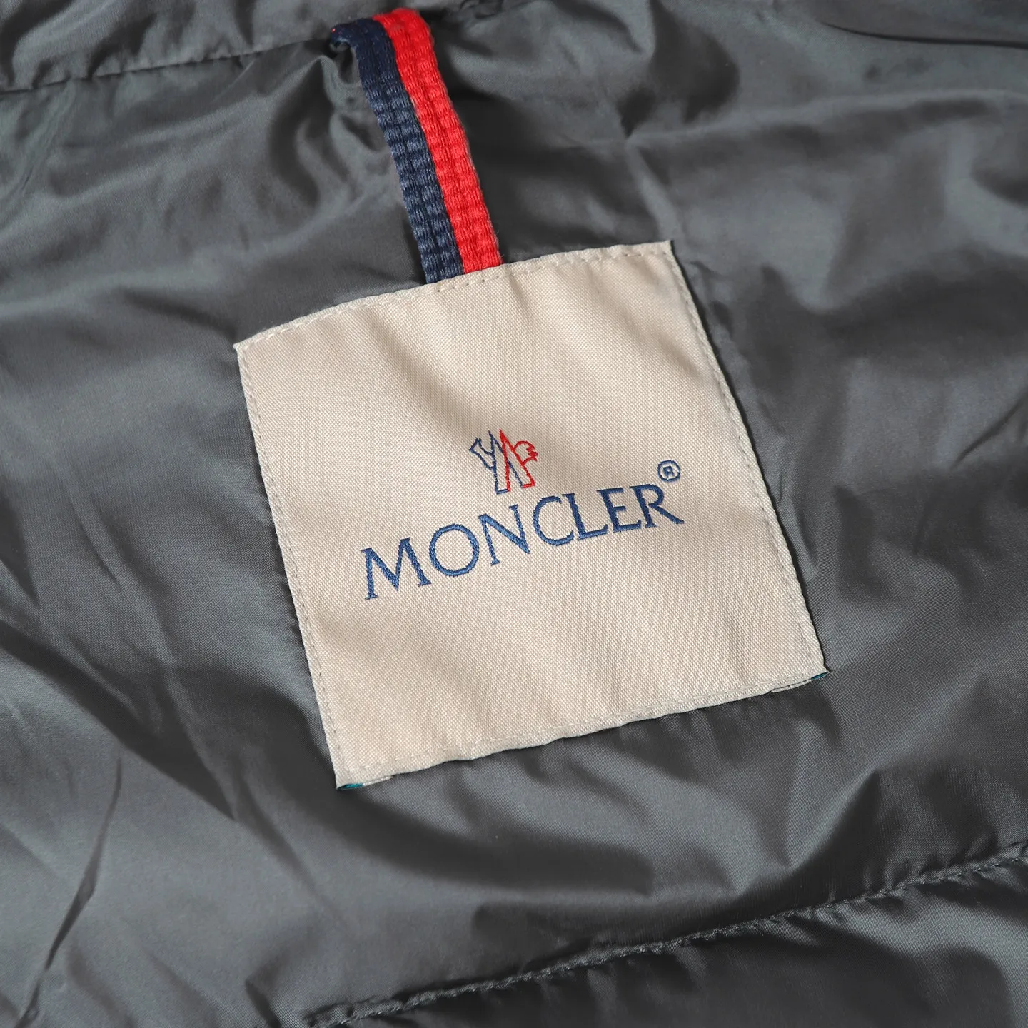 P900 Premium 90 down] Moncler Arnique short and light men's down jacket. Super soft and delicate fabric, white duck down filling. Extremely light and warm. The Arnique hooded down is made of polyester fiber outer fabric and is Moncler's classic men's design item.  The Arnique short down features classic checkered quilting and signature patch pockets on the sleeves, highlighting Moncler's style. The outer fabric reflects the brand's commitment to lowering its environmental footprint. Modular design, removable hood can be easily put on and taken off according to weather conditions. Details Made of polyester outer fabric Polyester lining Down filling Size : S-XXL