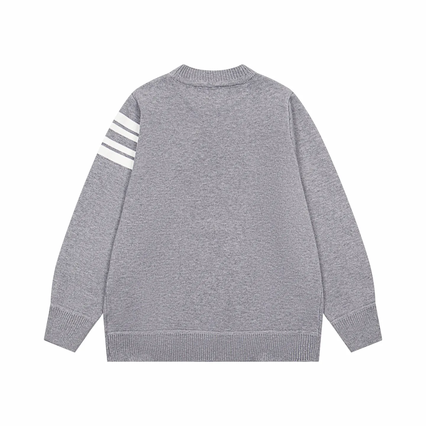 P240 Style No.: Y273 Moncler Spring, Autumn and Winter two-color small label terry embroidered knitted round neck sweater. The classic Moncler letter logo is spliced with sand knitting. 7-needle jacquard machine operation. The yarn selection is soft and comfortable and not prickly. The classic small label is simple and elegant. The weight of a piece of clothing is more than one kilogram. Proper high quality. 1:1 customization. The true restoration of ZP. How can we not have a masked sweater this autumn and winter? Can be worn by both men and women. Color: black Gray Size: S-XL