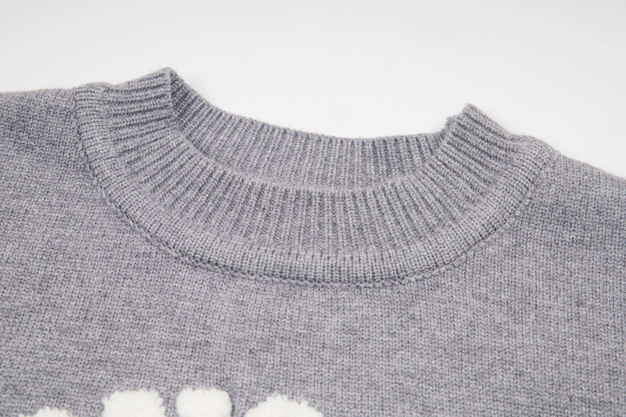 P240 Style No.: Y273 Moncler Spring, Autumn and Winter two-color small label terry embroidered knitted round neck sweater. The classic Moncler letter logo is spliced with sand knitting. 7-needle jacquard machine operation. The yarn selection is soft and comfortable and not prickly. The classic small label is simple and elegant. The weight of a piece of clothing is more than one kilogram. Proper high quality. 1:1 customization. The true restoration of ZP. How can we not have a masked sweater this autumn and winter? Can be worn by both men and women. Color: black Gray Size: S-XL