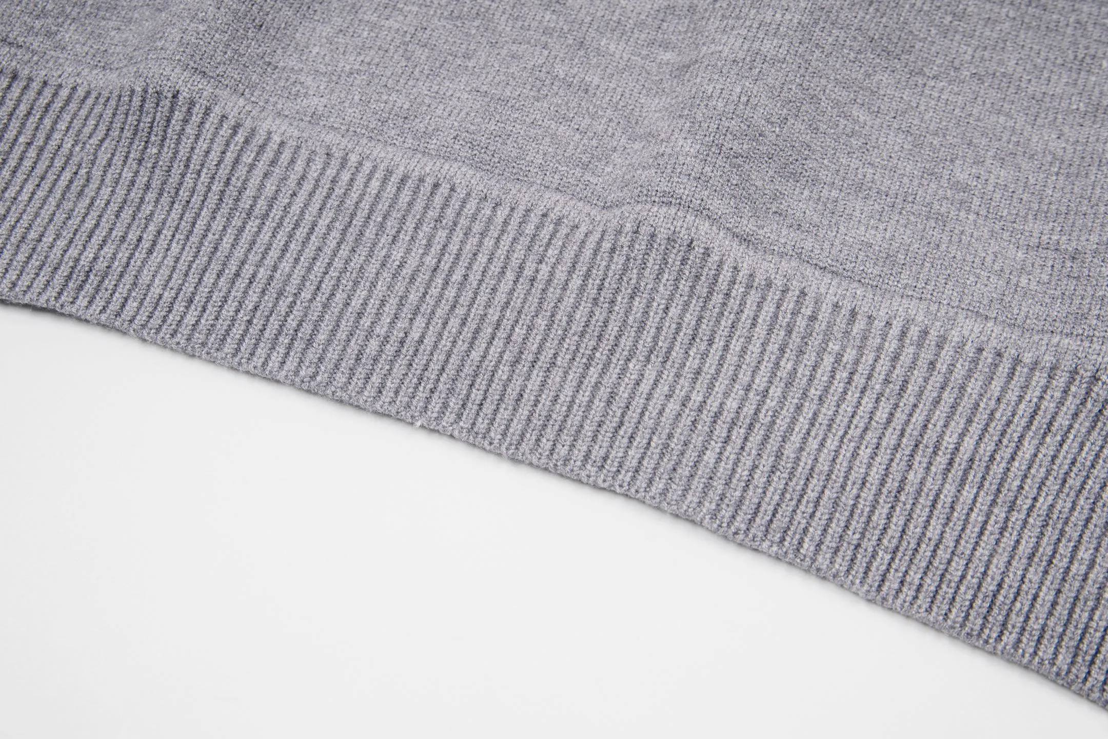 P240 Style No.: Y273 Moncler Spring, Autumn and Winter two-color small label terry embroidered knitted round neck sweater. The classic Moncler letter logo is spliced with sand knitting. 7-needle jacquard machine operation. The yarn selection is soft and comfortable and not prickly. The classic small label is simple and elegant. The weight of a piece of clothing is more than one kilogram. Proper high quality. 1:1 customization. The true restoration of ZP. How can we not have a masked sweater this autumn and winter? Can be worn by both men and women. Color: black Gray Size: S-XL
