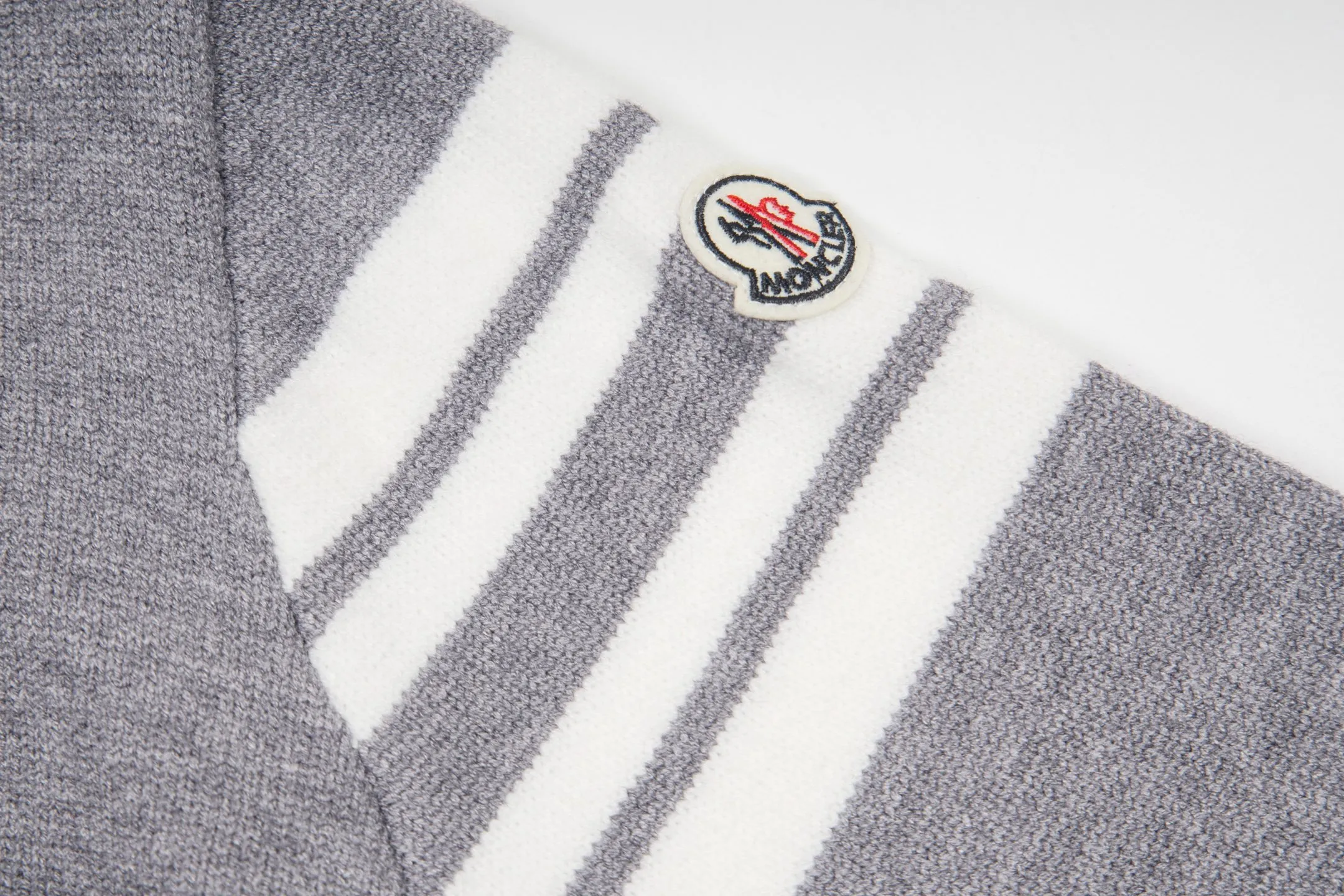 P240 Style No.: Y273 Moncler Spring, Autumn and Winter two-color small label terry embroidered knitted round neck sweater. The classic Moncler letter logo is spliced with sand knitting. 7-needle jacquard machine operation. The yarn selection is soft and comfortable and not prickly. The classic small label is simple and elegant. The weight of a piece of clothing is more than one kilogram. Proper high quality. 1:1 customization. The true restoration of ZP. How can we not have a masked sweater this autumn and winter? Can be worn by both men and women. Color: black Gray Size: S-XL