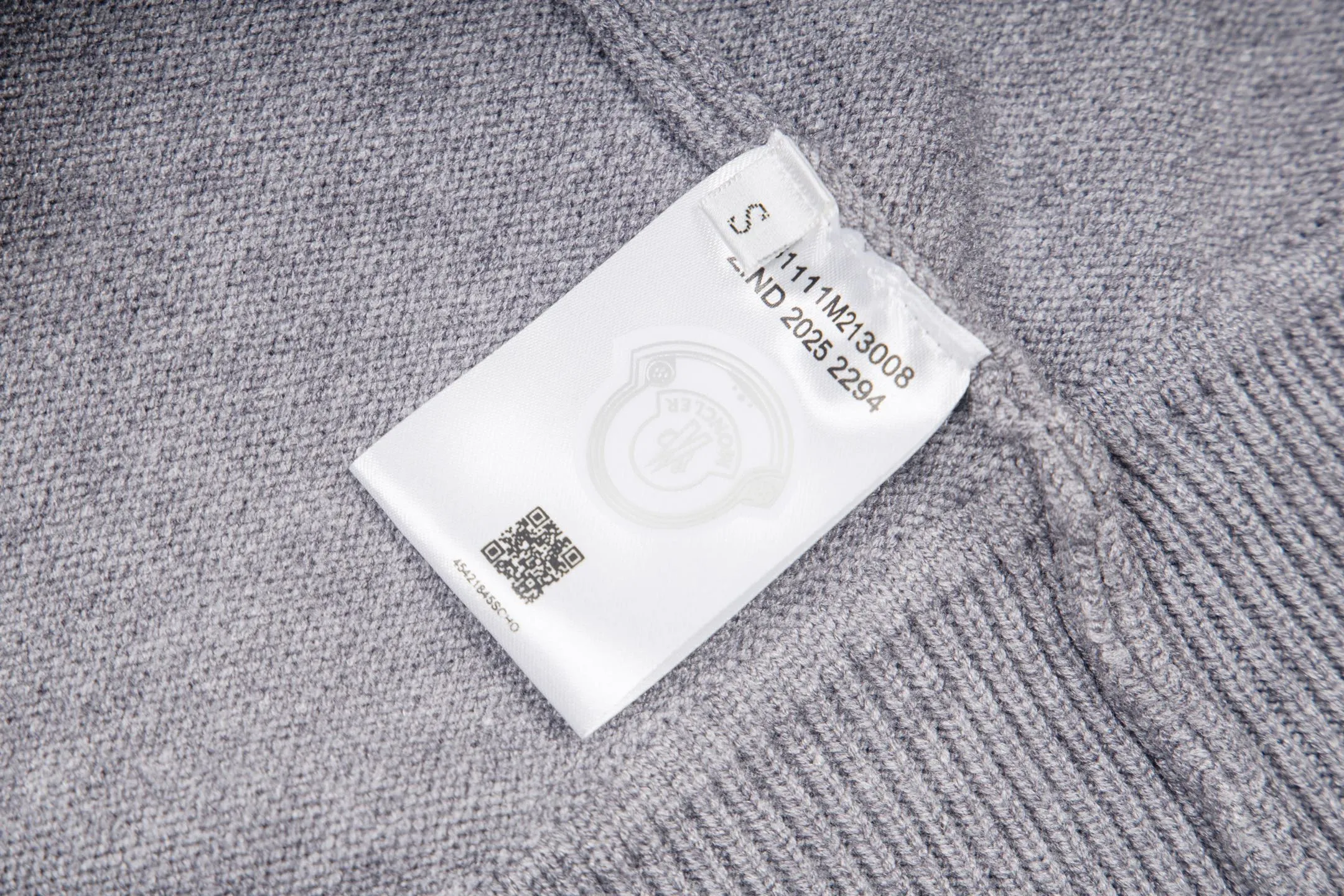 P240 Style No.: Y273 Moncler Spring, Autumn and Winter two-color small label terry embroidered knitted round neck sweater. The classic Moncler letter logo is spliced with sand knitting. 7-needle jacquard machine operation. The yarn selection is soft and comfortable and not prickly. The classic small label is simple and elegant. The weight of a piece of clothing is more than one kilogram. Proper high quality. 1:1 customization. The true restoration of ZP. How can we not have a masked sweater this autumn and winter? Can be worn by both men and women. Color: black Gray Size: S-XL