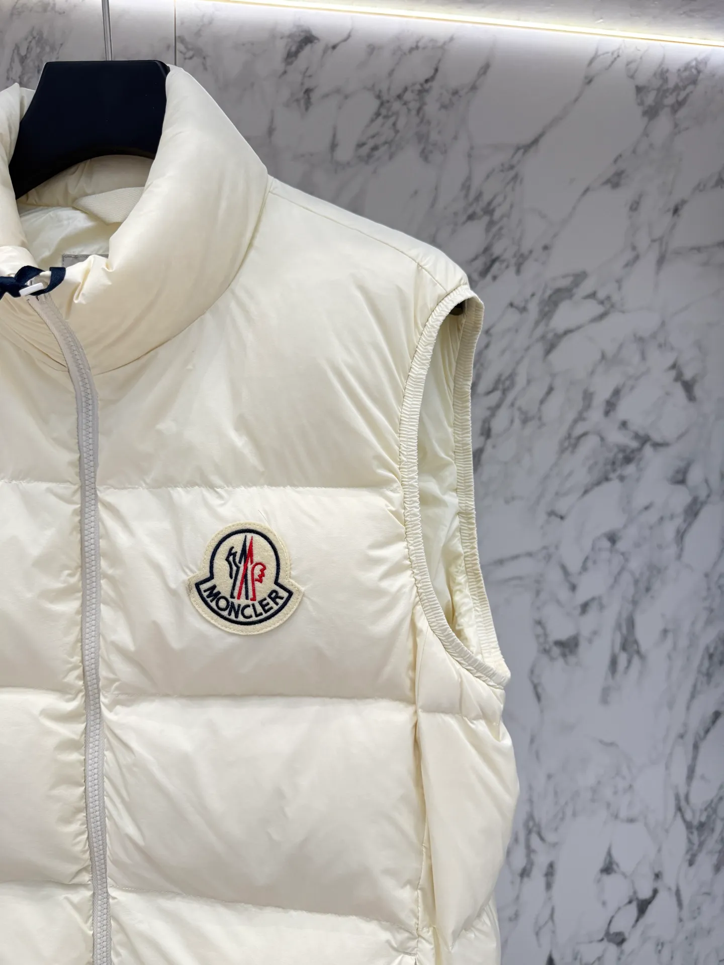 P720 Moncler down jacket 2025 latest fashion designer down jacket. Every detail shows high-end craftsmanship. The design changes of structural tailoring show the diverse image changes of men. It is slim and neat, and tailored to meet the current popular multi-layered wear. Versatile style for life. Code number: 12345