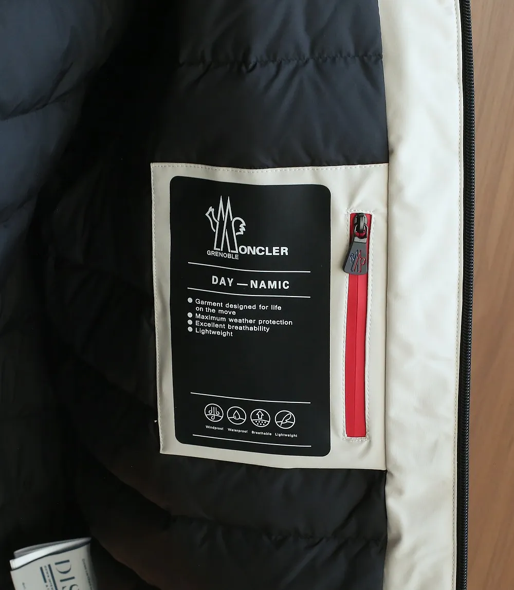 P1660 Old OEM channel, Moncler 25FW new thin and light men's hooded casual down jacket! Trading company orders Jeluz men's down inspired by classic, men's choice for outdoor activities! The product is made of GORE-Tex waterproof outdoor sports fabric and decorated with recyclable details, which demonstrates the brand's commitment to external environmental protection. The adjustable cuffs and two-way zipper ensure easy wearing and adjustment of the silhouette; the interior is made of European-standard environmentally friendly 90% white duck down + 10% feather high-content filling, which is warmer and lighter than traditional down jackets in the past. You will know its high-end atmosphere when you try it in person. The upper body is comfortable, warm and breathable without any bloated feeling! At the same time, it has a high sense of class and recognition. The seams of the body are all cut in position to ensure visual beauty, which is very time-consuming and material-consuming! The fashionable detachable vest can be worn alone. The detachable hooded stand-up collar design is easy to disassemble and assemble to create different fashionable looks. The concealed placket, two-way zipper opening and closing, elastic cuffs and drawstring hem cuff design can better withstand the cold wind and keep the upper body warm in autumn and winter. It is a tall and stylish item! Color: black, high-grade gray, off-white Size: M-3XL G9003 data reference: Size 0: shoulder width 51cm-bust 114cm-shirt length 70cm-sleeve length 61cm Size 1: shoulder width 52cm-chest 118cm-shirt length 71cm-sleeve length 62cm Size 2: shoulder width 53cm-chest 122cm-shirt length 72cm-sleeve length 63cm 3 Size: Shoulder width 54cm - Bust 126cm - Clothing length 73cm - Sleeve length 64cm Size 4: Shoulder width 55cm - Bust 130cm - Clothing length 75cm - Sleeve length 64cm