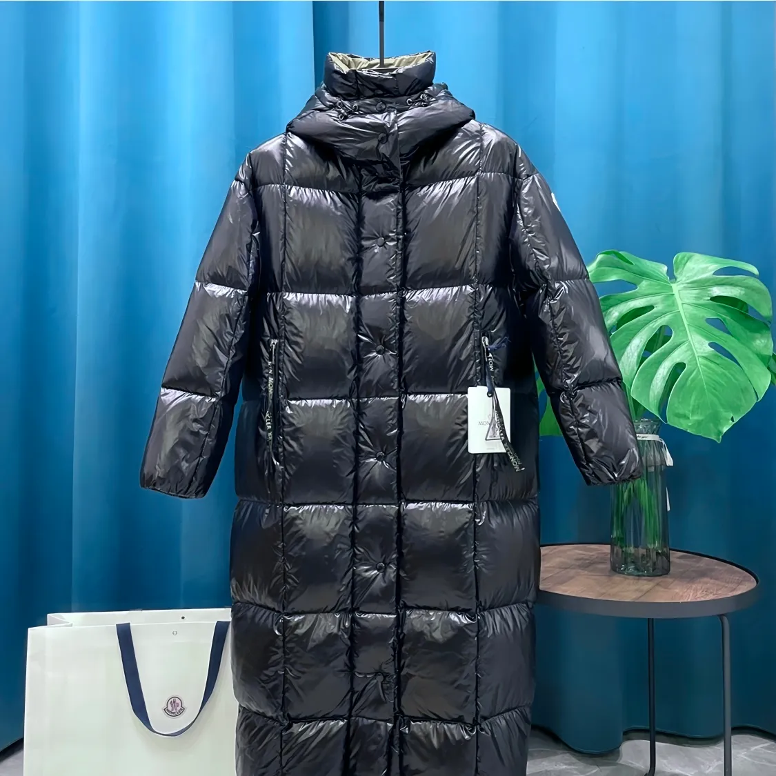 P980 Moncler ➡️Mask Parana black gold 24ss long down jacket, the best to keep out the cold! Yuhuang Winter Women's Extra Long Hooded Down Jacket. There are thousands of styles of down jackets. As the king at the pinnacle of the down industry, Yuhuang Family will be included in the key repurchase list every year!  Because no matter how cold the wind is and the cold is unbearable, Yuhuang will always accompany you to give you warmth and resist the cold wave!  Made of pure European standard 90% goose down + 10% feathers. Real European standard goose down🦢 When you get the clothes, you can feel the filling and fullness of the down jacket. It is really not on the same level as the market products... The down content is the highest level in the industry. The raw materials are well invested. The best neck down on the goose is selected. The down is light, thin, soft and warm. It is very healing, comfortable and breathable, and as warm as a lover’s hug!  Designed with two-color glossy fabric and paired with black khaki, it is noble and elegant, highlighting the texture! Design details: two-tone design, zippers and snap buttons, long sleeves, side zipper pockets, extra large style! If you touch it with your fingers, you will definitely be conquered by its invincible texture, which is fluffy but not bloated! The seam design is regular and flat. The logo on the sleeves is clear and three-dimensional. Everything is made by Yuhuang. I like it. The upper body is very girly and extremely eye-catching!