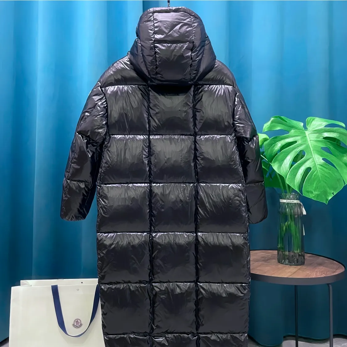 P980 Moncler ➡️Mask Parana black gold 24ss long down jacket, the best to keep out the cold! Yuhuang Winter Women's Extra Long Hooded Down Jacket. There are thousands of styles of down jackets. As the king at the pinnacle of the down industry, Yuhuang Family will be included in the key repurchase list every year!  Because no matter how cold the wind is and the cold is unbearable, Yuhuang will always accompany you to give you warmth and resist the cold wave!  Made of pure European standard 90% goose down + 10% feathers. Real European standard goose down🦢 When you get the clothes, you can feel the filling and fullness of the down jacket. It is really not on the same level as the market products... The down content is the highest level in the industry. The raw materials are well invested. The best neck down on the goose is selected. The down is light, thin, soft and warm. It is very healing, comfortable and breathable, and as warm as a lover’s hug!  Designed with two-color glossy fabric and paired with black khaki, it is noble and elegant, highlighting the texture! Design details: two-tone design, zippers and snap buttons, long sleeves, side zipper pockets, extra large style! If you touch it with your fingers, you will definitely be conquered by its invincible texture, which is fluffy but not bloated! The seam design is regular and flat. The logo on the sleeves is clear and three-dimensional. Everything is made by Yuhuang. I like it. The upper body is very girly and extremely eye-catching!