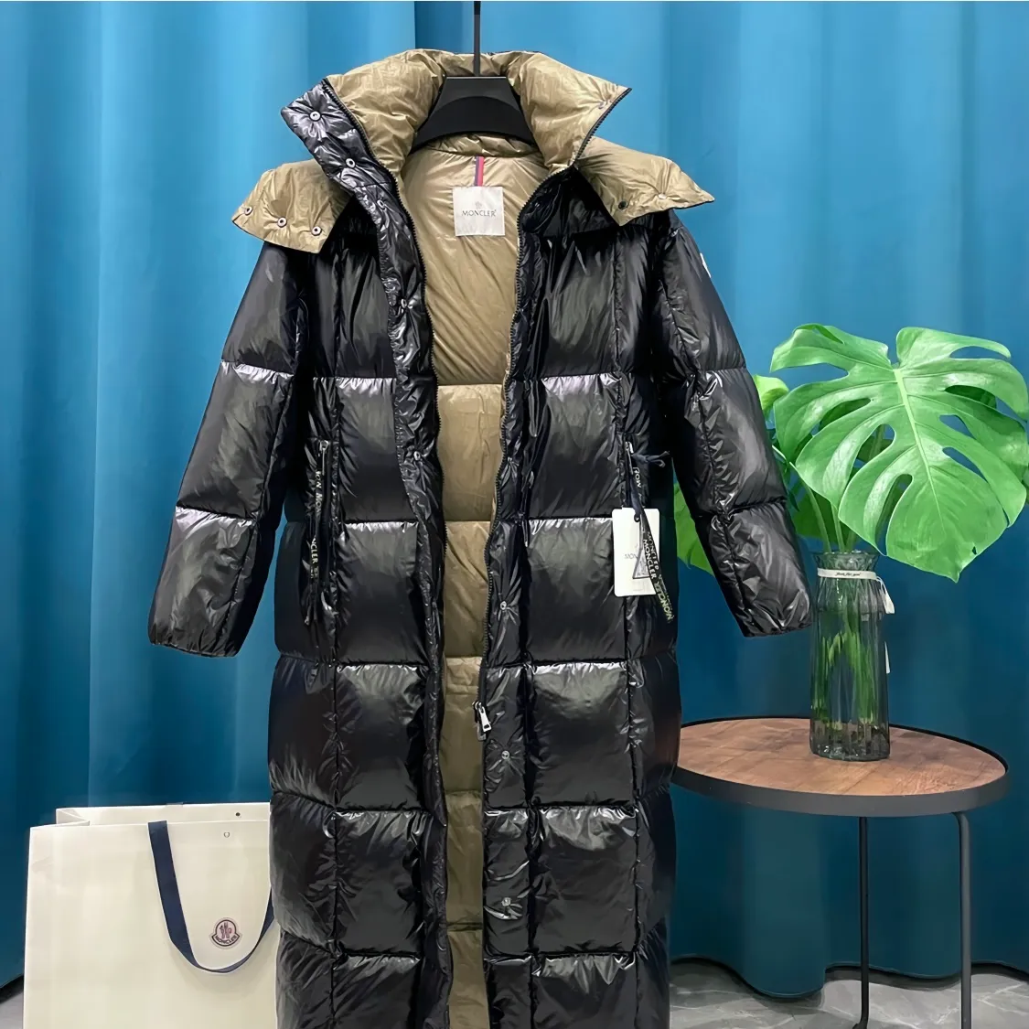 P980 Moncler ➡️Mask Parana black gold 24ss long down jacket, the best to keep out the cold! Yuhuang Winter Women's Extra Long Hooded Down Jacket. There are thousands of styles of down jackets. As the king at the pinnacle of the down industry, Yuhuang Family will be included in the key repurchase list every year!  Because no matter how cold the wind is and the cold is unbearable, Yuhuang will always accompany you to give you warmth and resist the cold wave!  Made of pure European standard 90% goose down + 10% feathers. Real European standard goose down🦢 When you get the clothes, you can feel the filling and fullness of the down jacket. It is really not on the same level as the market products... The down content is the highest level in the industry. The raw materials are well invested. The best neck down on the goose is selected. The down is light, thin, soft and warm. It is very healing, comfortable and breathable, and as warm as a lover’s hug!  Designed with two-color glossy fabric and paired with black khaki, it is noble and elegant, highlighting the texture! Design details: two-tone design, zippers and snap buttons, long sleeves, side zipper pockets, extra large style! If you touch it with your fingers, you will definitely be conquered by its invincible texture, which is fluffy but not bloated! The seam design is regular and flat. The logo on the sleeves is clear and three-dimensional. Everything is made by Yuhuang. I like it. The upper body is very girly and extremely eye-catching!