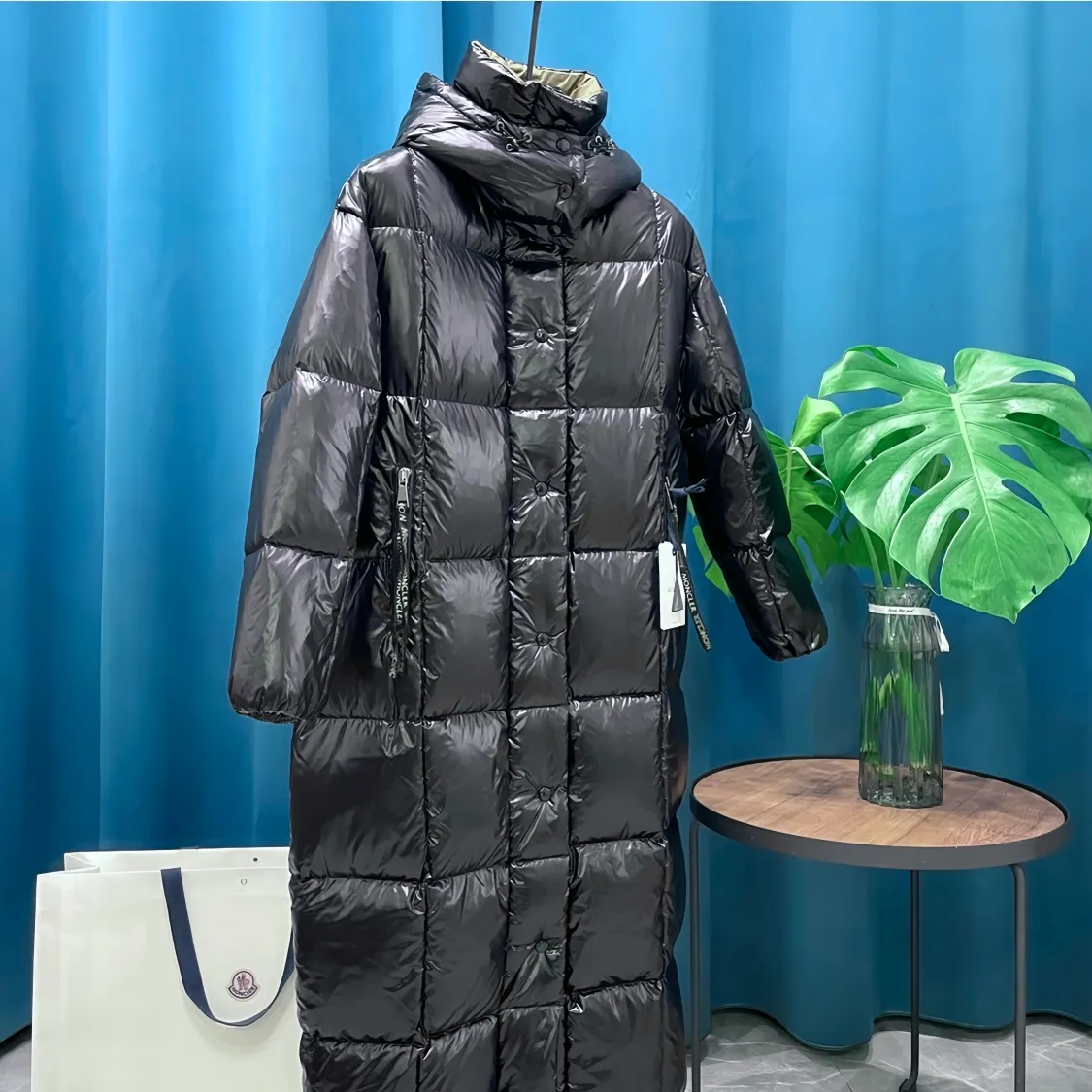 P980 Moncler ➡️Mask Parana black gold 24ss long down jacket, the best to keep out the cold! Yuhuang Winter Women's Extra Long Hooded Down Jacket. There are thousands of styles of down jackets. As the king at the pinnacle of the down industry, Yuhuang Family will be included in the key repurchase list every year!  Because no matter how cold the wind is and the cold is unbearable, Yuhuang will always accompany you to give you warmth and resist the cold wave!  Made of pure European standard 90% goose down + 10% feathers. Real European standard goose down🦢 When you get the clothes, you can feel the filling and fullness of the down jacket. It is really not on the same level as the market products... The down content is the highest level in the industry. The raw materials are well invested. The best neck down on the goose is selected. The down is light, thin, soft and warm. It is very healing, comfortable and breathable, and as warm as a lover’s hug!  Designed with two-color glossy fabric and paired with black khaki, it is noble and elegant, highlighting the texture! Design details: two-tone design, zippers and snap buttons, long sleeves, side zipper pockets, extra large style! If you touch it with your fingers, you will definitely be conquered by its invincible texture, which is fluffy but not bloated! The seam design is regular and flat. The logo on the sleeves is clear and three-dimensional. Everything is made by Yuhuang. I like it. The upper body is very girly and extremely eye-catching!