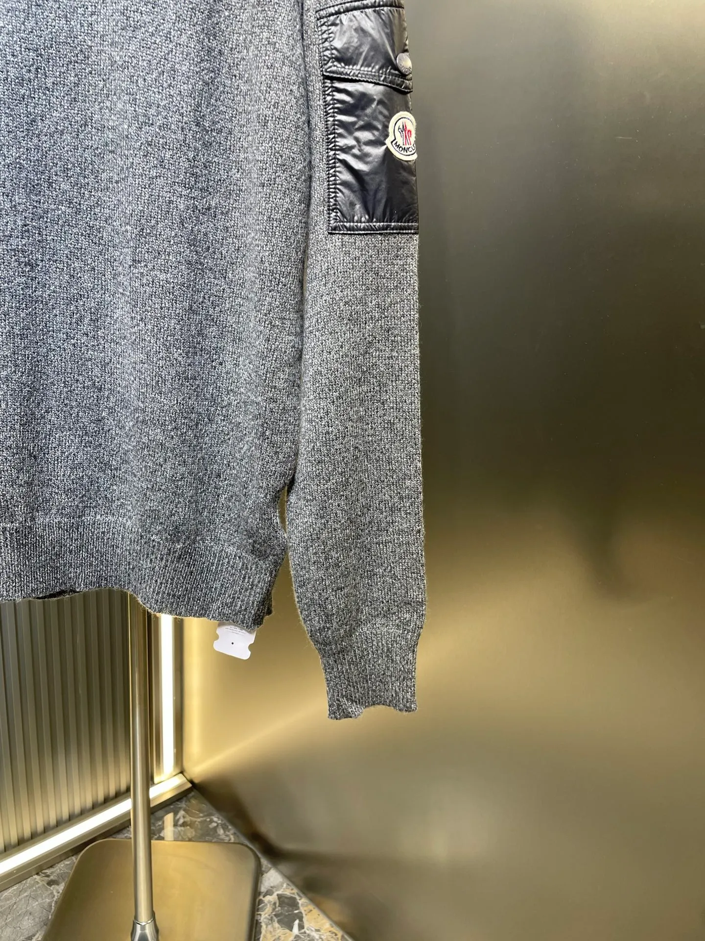 P390 Moncler Hooded Sleeve Pocket Crew Neck Sweater was originally purchased and developed for RMB 6,950. The fabric is made of 30% wool double-ply blended wool. The main body of wool ensures the warmth and comfort of the clothing. The addition of a small amount of nylon and spandex significantly improves the elasticity and wear resistance. The ribbed decorative parts are made of 100% wool, which further enhances the overall texture. Through a high needle count and fine gauge loom, combined with the orderly direction of the internal yarn, the floating yarn is cleverly woven and stored, with almost no unnecessary thread mess. The nylon pockets on the sleeves are embellished with the brand logo, which is low-key and luxurious.  Size:S-M-L-XL