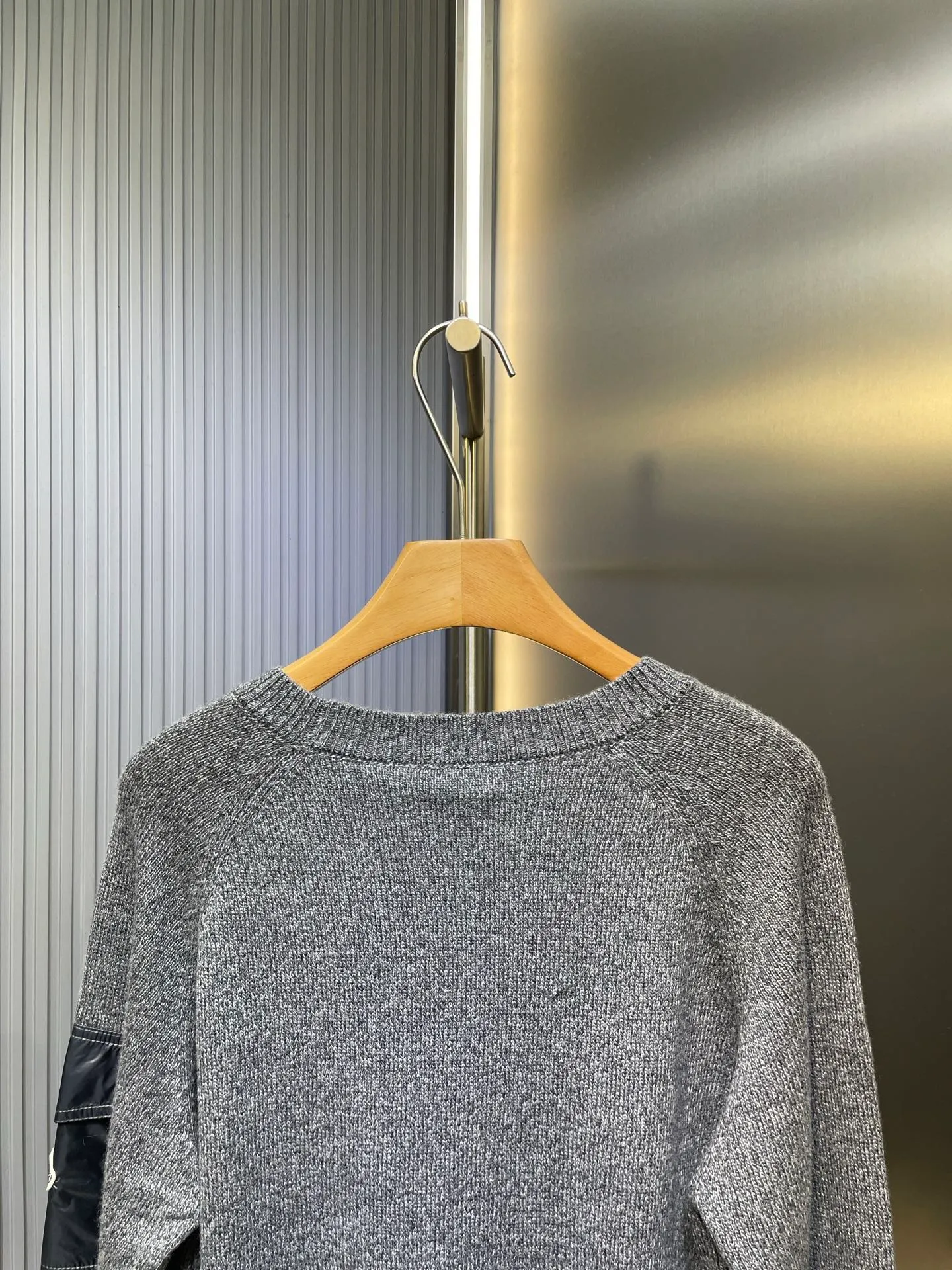 P390 Moncler Hooded Sleeve Pocket Crew Neck Sweater was originally purchased and developed for RMB 6,950. The fabric is made of 30% wool double-ply blended wool. The main body of wool ensures the warmth and comfort of the clothing. The addition of a small amount of nylon and spandex significantly improves the elasticity and wear resistance. The ribbed decorative parts are made of 100% wool, which further enhances the overall texture. Through a high needle count and fine gauge loom, combined with the orderly direction of the internal yarn, the floating yarn is cleverly woven and stored, with almost no unnecessary thread mess. The nylon pockets on the sleeves are embellished with the brand logo, which is low-key and luxurious.  Size:S-M-L-XL
