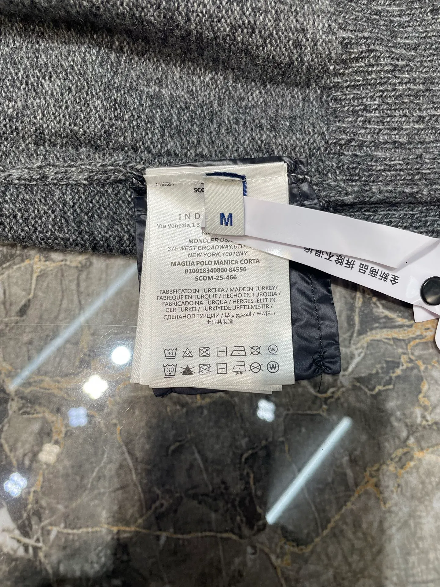 P390 Moncler Hooded Sleeve Pocket Crew Neck Sweater was originally purchased and developed for RMB 6,950. The fabric is made of 30% wool double-ply blended wool. The main body of wool ensures the warmth and comfort of the clothing. The addition of a small amount of nylon and spandex significantly improves the elasticity and wear resistance. The ribbed decorative parts are made of 100% wool, which further enhances the overall texture. Through a high needle count and fine gauge loom, combined with the orderly direction of the internal yarn, the floating yarn is cleverly woven and stored, with almost no unnecessary thread mess. The nylon pockets on the sleeves are embellished with the brand logo, which is low-key and luxurious.  Size:S-M-L-XL