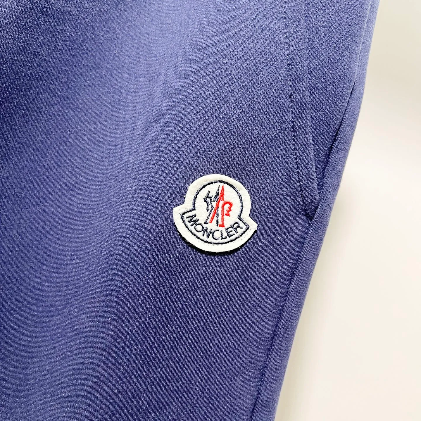 P230 MONCLER/Muzzle Custom fabric suit casual sweatpants Red and blue ribbon splicing design brand Zhangzi LOGO process Official synchronization High version High quality Fashion personality Versatile trend Pure original quality Original fabric Hang tag Collar label Washed wheat Complete three standards Color: blue. Gray. Size: S-2XL