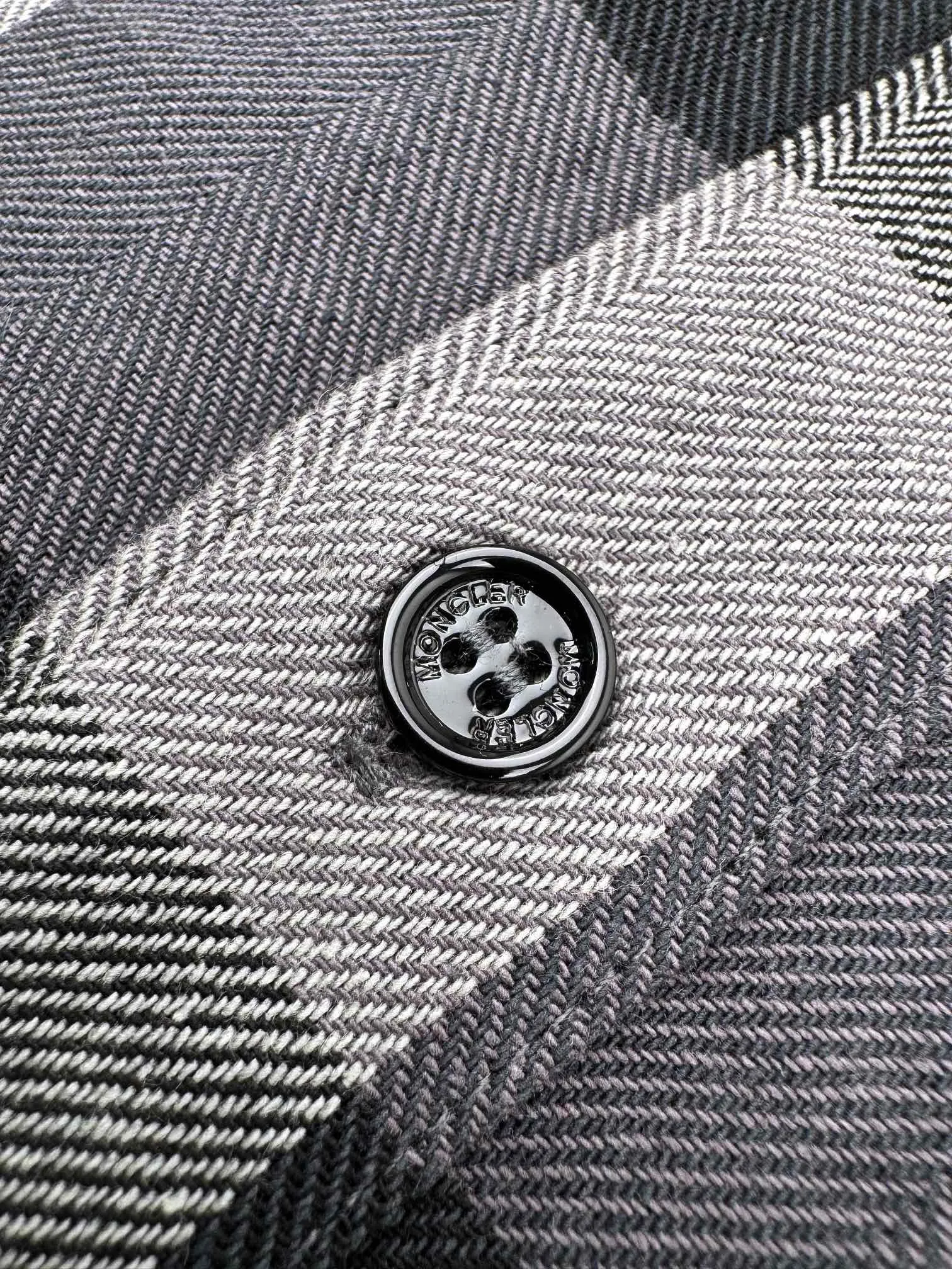 Moncler It is another smart scenery. It is a concentrated imprint of the brand spirit. A sense of high-end exuded from the inside out. A stunning work in the fashion feast. Process 1: Using imported machine embroidery technology. Using advanced computer control systems and precision mechanical components to realize Moncler embroidery operations with high precision and smooth and delicate lines. Process 2: Infrared positioning cutting machine uses infrared transmitters and infrared receivers to achieve precise positioning of materials. The accuracy can reach the micron level. In order to meet the effect of high-precision cutting of plaid alignment (the material loss is extremely high, an average of 10 points per piece is lost, it is time-consuming and labor-intensive, please see the real details for details) Process 3: The fabrics have been sand washed, the texture is better, not easy to deform, not easy to shrink, not easy to fade, and maintain long-term beauty. Accessories: Customized 1:1 Moncler co-branded embroidery logo Customized 1:1 Moncler buttons Customized 1:1 Moncler trademark Version: Loose fit Size: 46 48 50 52
