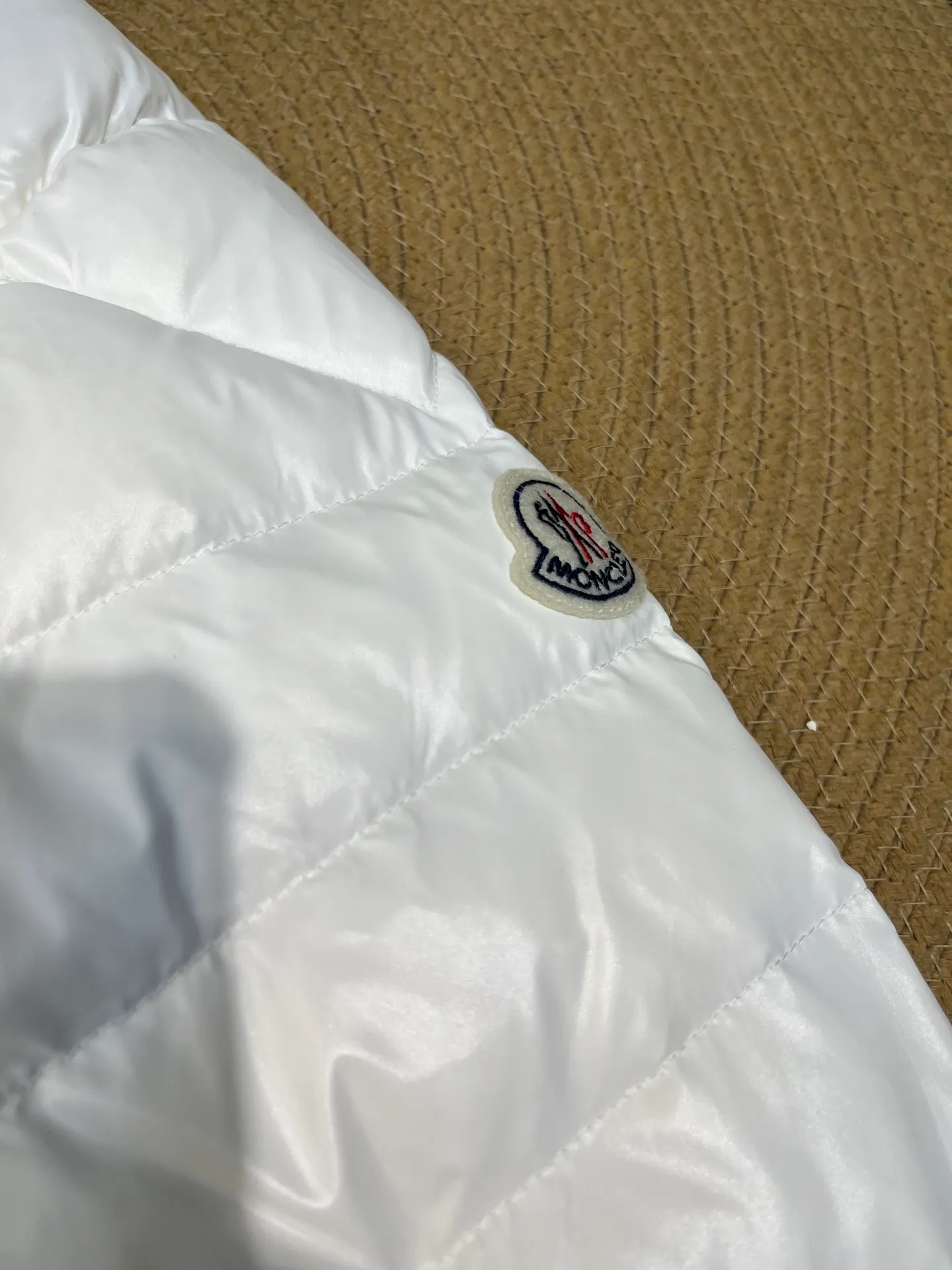P760 Moncler Moncler's new striped trim logo quilted hooded down jacket, simple and elegant, not picky to wear. Lightweight style, simple and elegant, a must-have for travel. Color: black, white, sky blue, size: 12345
