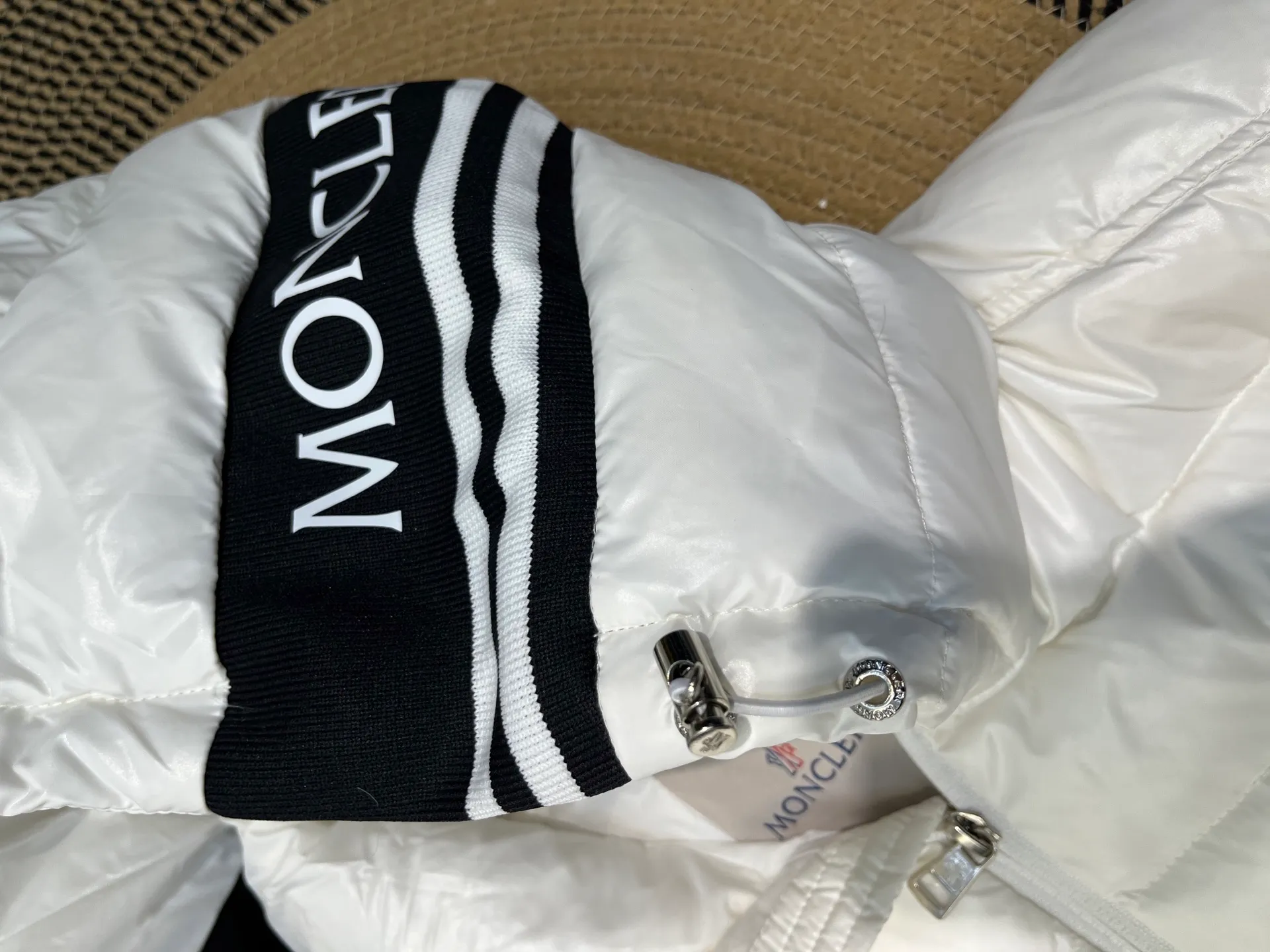 P760 Moncler Moncler's new striped trim logo quilted hooded down jacket, simple and elegant, not picky to wear. Lightweight style, simple and elegant, a must-have for travel. Color: black, white, sky blue, size: 12345