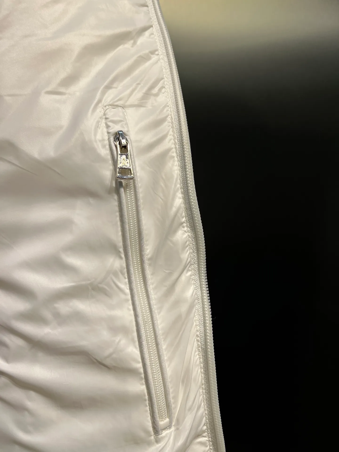 P760 Moncler Moncler's new striped trim logo quilted hooded down jacket, simple and elegant, not picky to wear. Lightweight style, simple and elegant, a must-have for travel. Color: black, white, sky blue, size: 12345