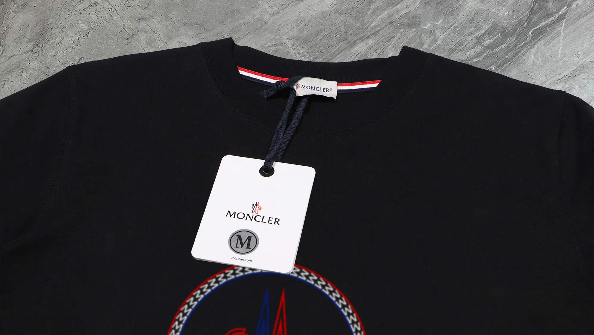 P210 High-version sweatshirt) [Long-term stock] 〖𝐌𝐎𝐍𝐂𝐋𝐄𝐑~Mask〗 Made of 440g heavy-weight fabric. It is different from the market currency. It can be matched with any variety and is properly handsome. 😎The whole dress is made of double waistcoats. The double waistcoats make the whole dress more three-dimensional. Not ordinary factories can do such fine work. 2025 Spring runway version of the T stage, on sale at the counter, round neck terry sweatshirt, high-end double-strand pure cotton, custom-made stretch ribs, dyed in the same vat, complete with three standards, matched with exquisite embroidered LOGO on the chest, simple and advanced, same style for men and women. Color: black, apricot, white, size: S M L XL 2XL