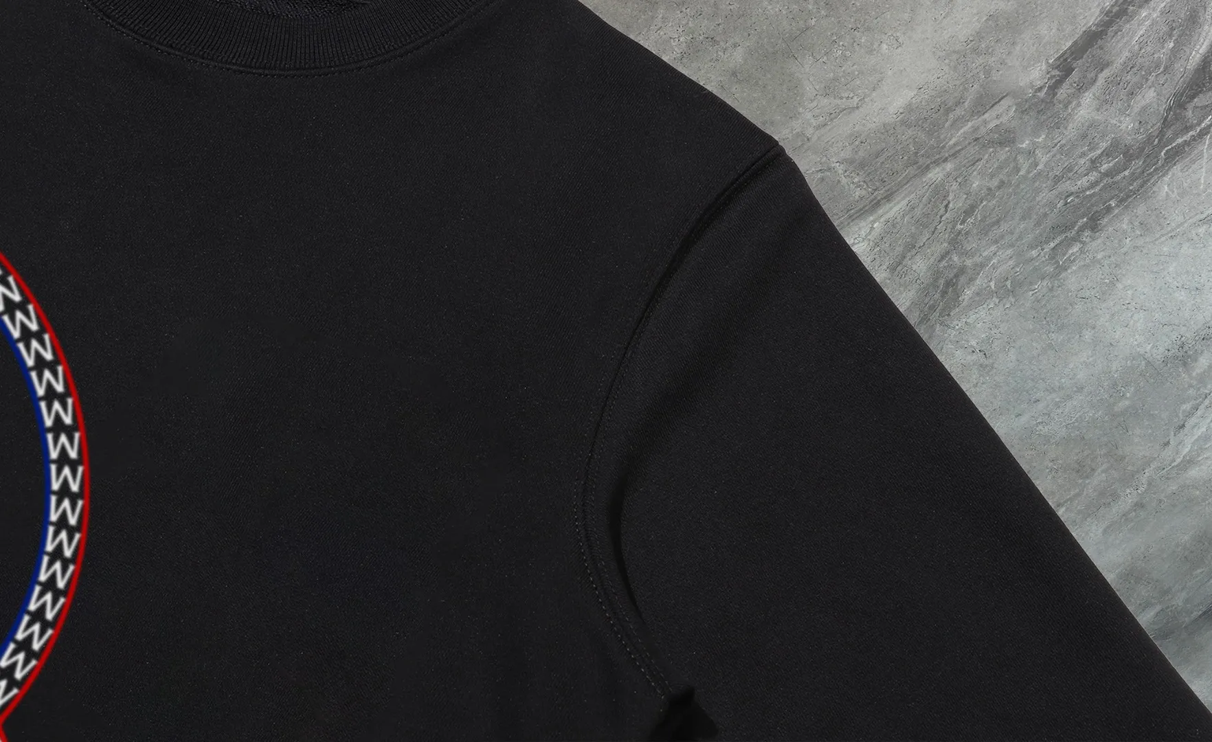 P210 High-version sweatshirt) [Long-term stock] 〖𝐌𝐎𝐍𝐂𝐋𝐄𝐑~Mask〗 Made of 440g heavy-weight fabric. It is different from the market currency. It can be matched with any variety and is properly handsome. 😎The whole dress is made of double waistcoats. The double waistcoats make the whole dress more three-dimensional. Not ordinary factories can do such fine work. 2025 Spring runway version of the T stage, on sale at the counter, round neck terry sweatshirt, high-end double-strand pure cotton, custom-made stretch ribs, dyed in the same vat, complete with three standards, matched with exquisite embroidered LOGO on the chest, simple and advanced, same style for men and women. Color: black, apricot, white, size: S M L XL 2XL