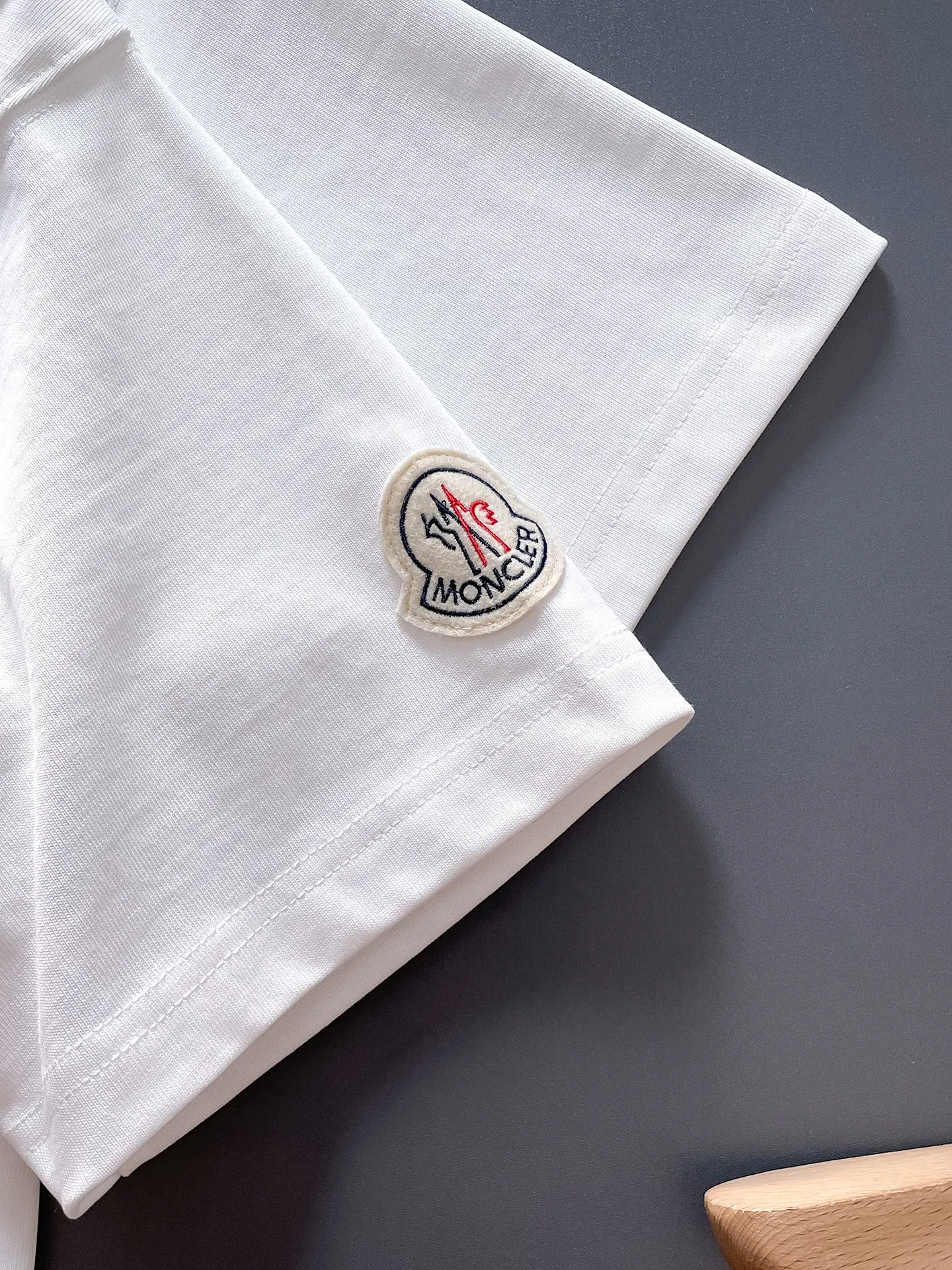 P190 💎MONCLER selects 340 grams of customized fabrics, high weight [top quality], special embroidery technology + customized seal embellishment, same style for men and women. Size: S M L XL XXL Color: Black White